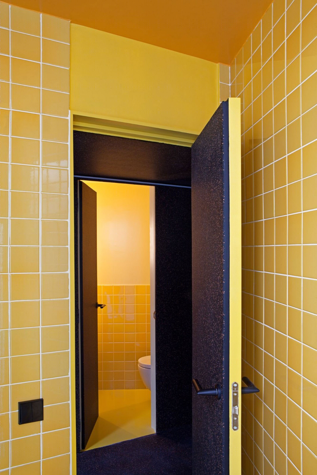 马德里阁楼公寓 | 撞色几何形状与可持续材料的创新融合-17