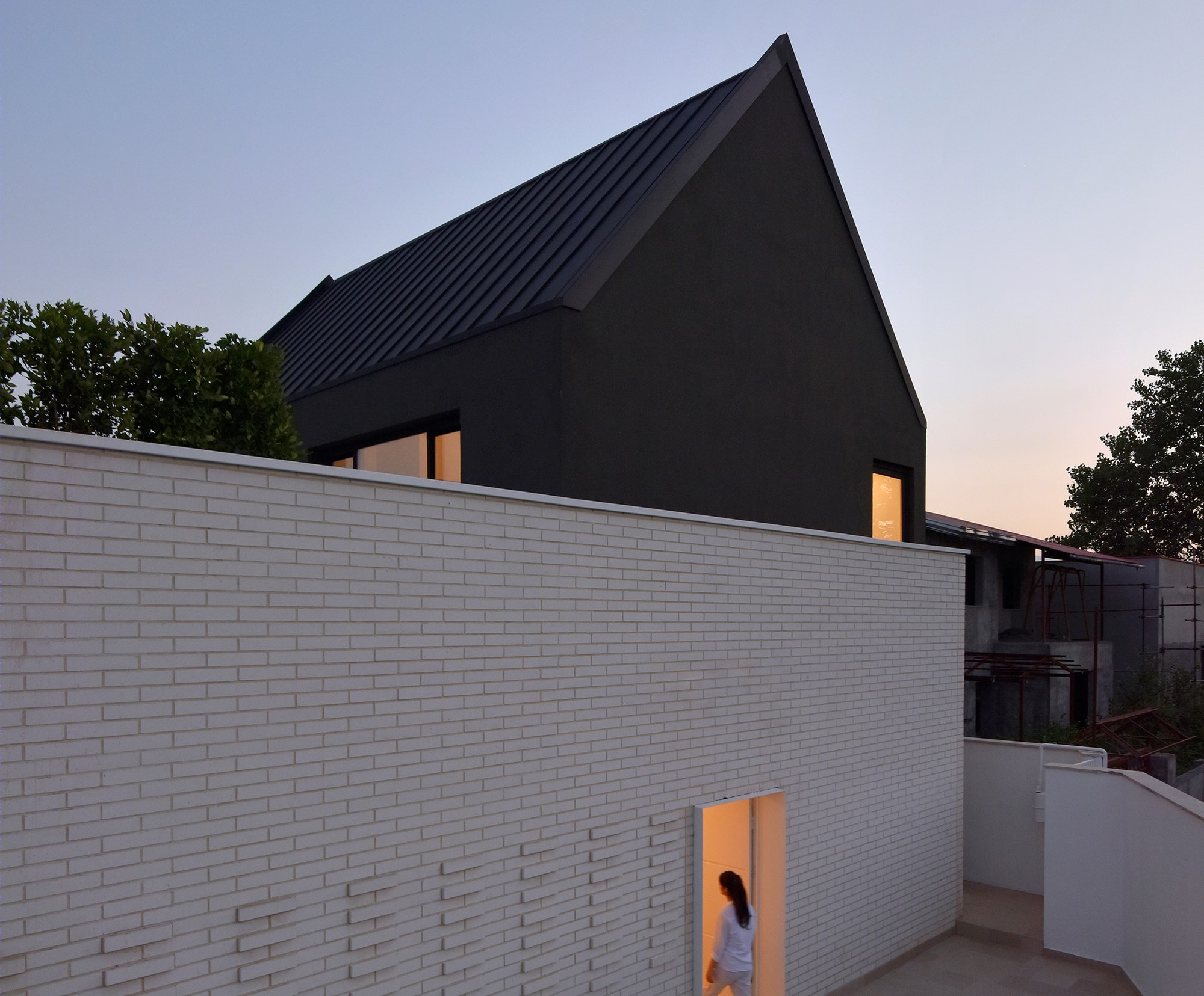伊朗 Afra House | 自然光与绿意融入简约空间的宗教隐私设计-12