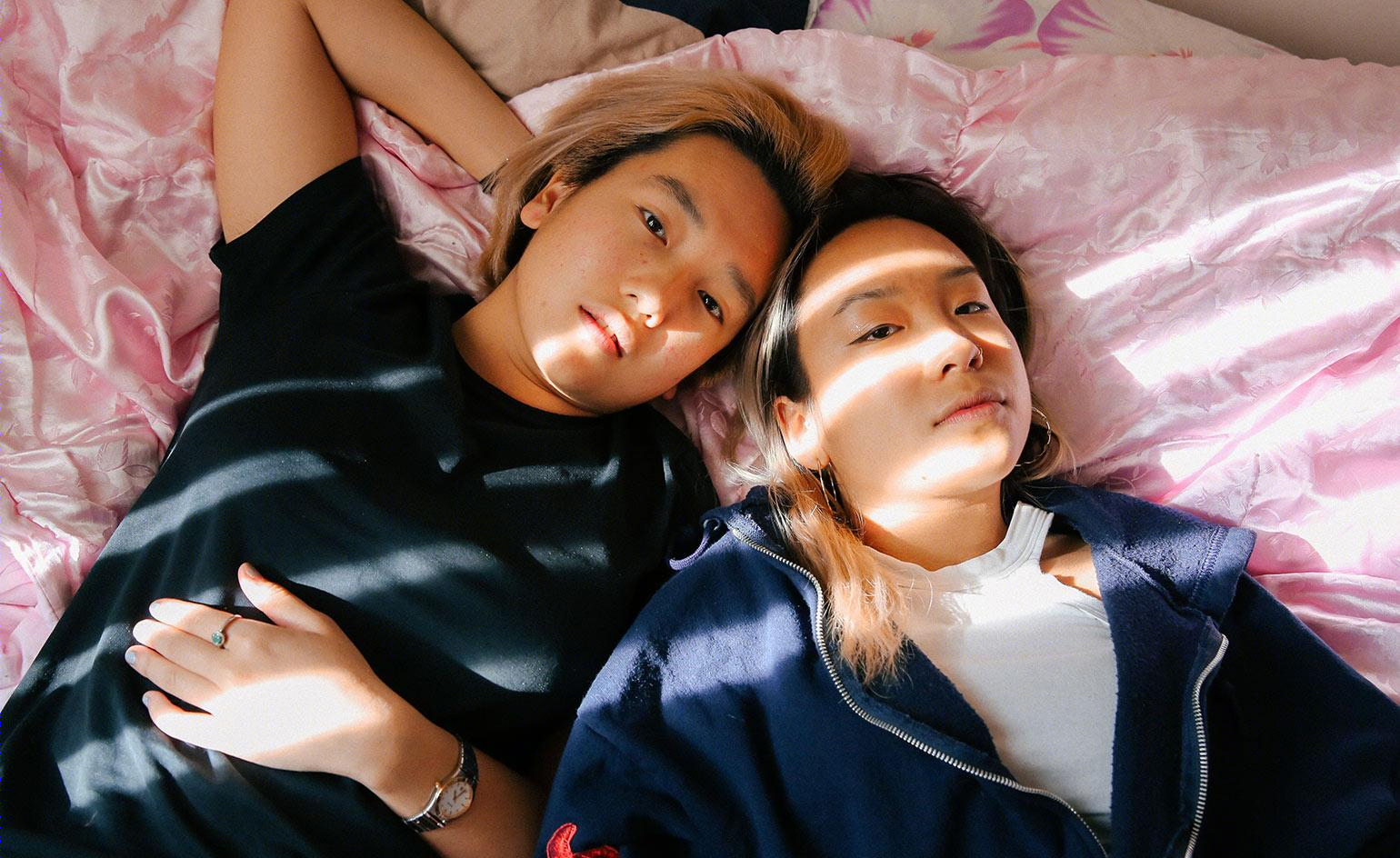 彩虹之家的挑战 | LGBTQ+摄影师如何通过“选择家庭”打破传统-2