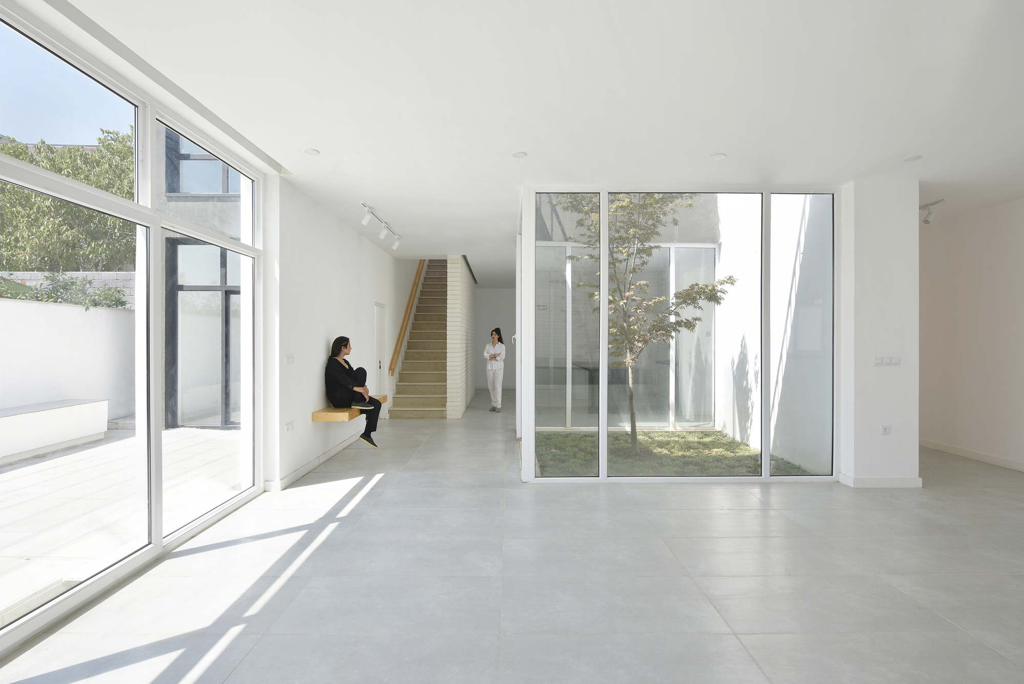 伊朗 Afra House | 自然光与绿意融入简约空间的宗教隐私设计-14