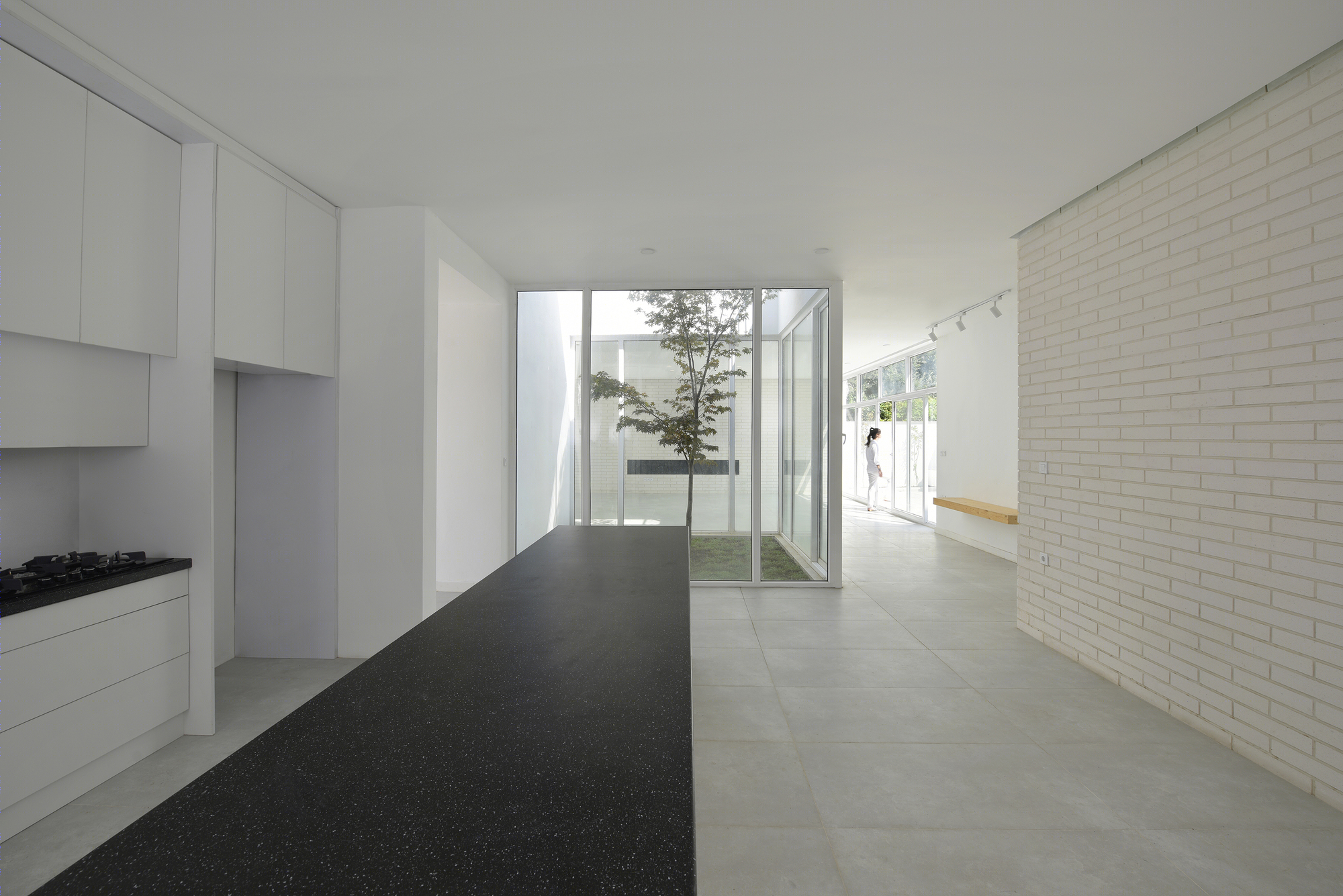 伊朗 Afra House | 自然光与绿意融入简约空间的宗教隐私设计-15
