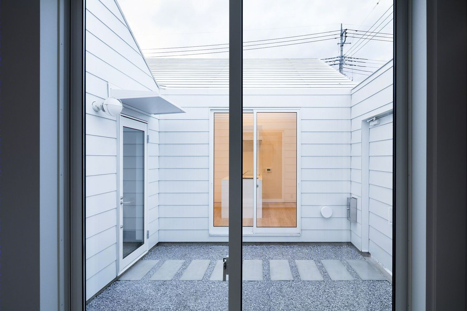 Toru kashihara Architects 打造日本 Numata 木质连栋住宅 | 极简风格与室内庭院设计-7