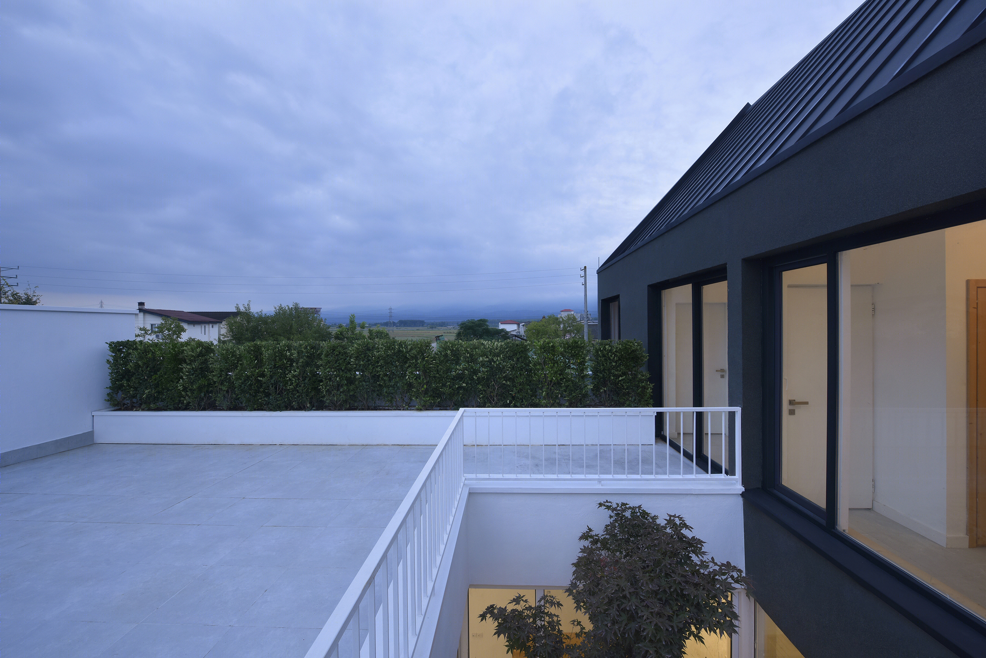 伊朗 Afra House | 自然光与绿意融入简约空间的宗教隐私设计-16