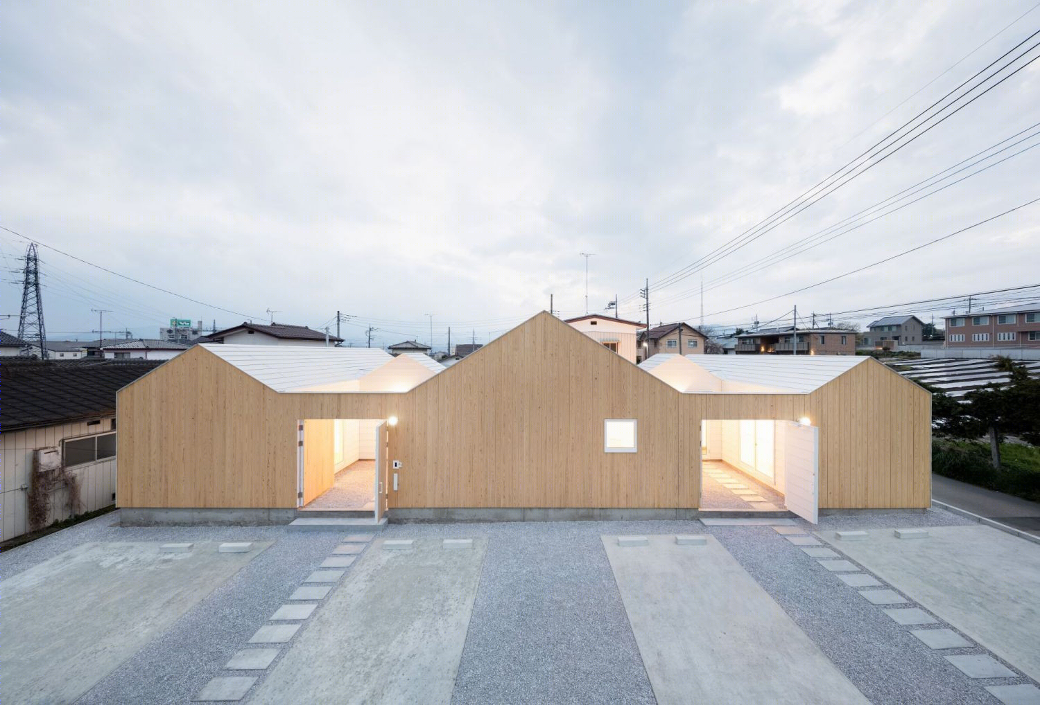 Toru kashihara Architects 打造日本 Numata 木质连栋住宅 | 极简风格与室内庭院设计-9