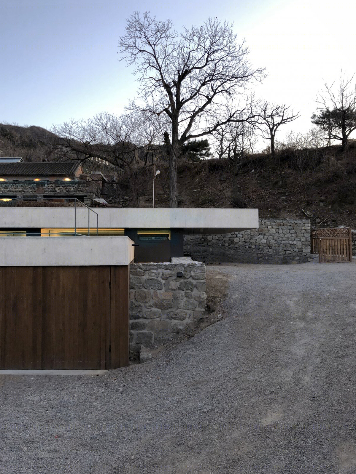 长城脚下旧仓库变宜居新住宅-20