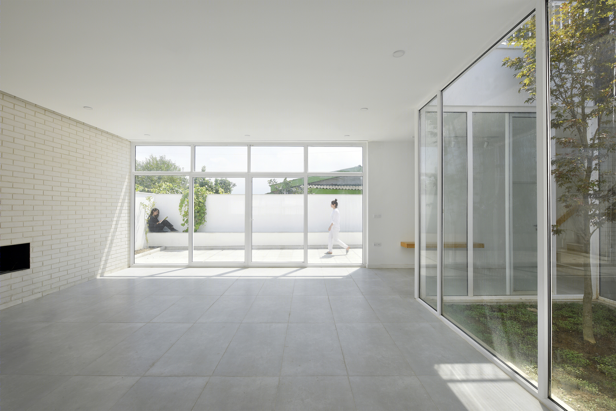 伊朗 Afra House | 自然光与绿意融入简约空间的宗教隐私设计-18