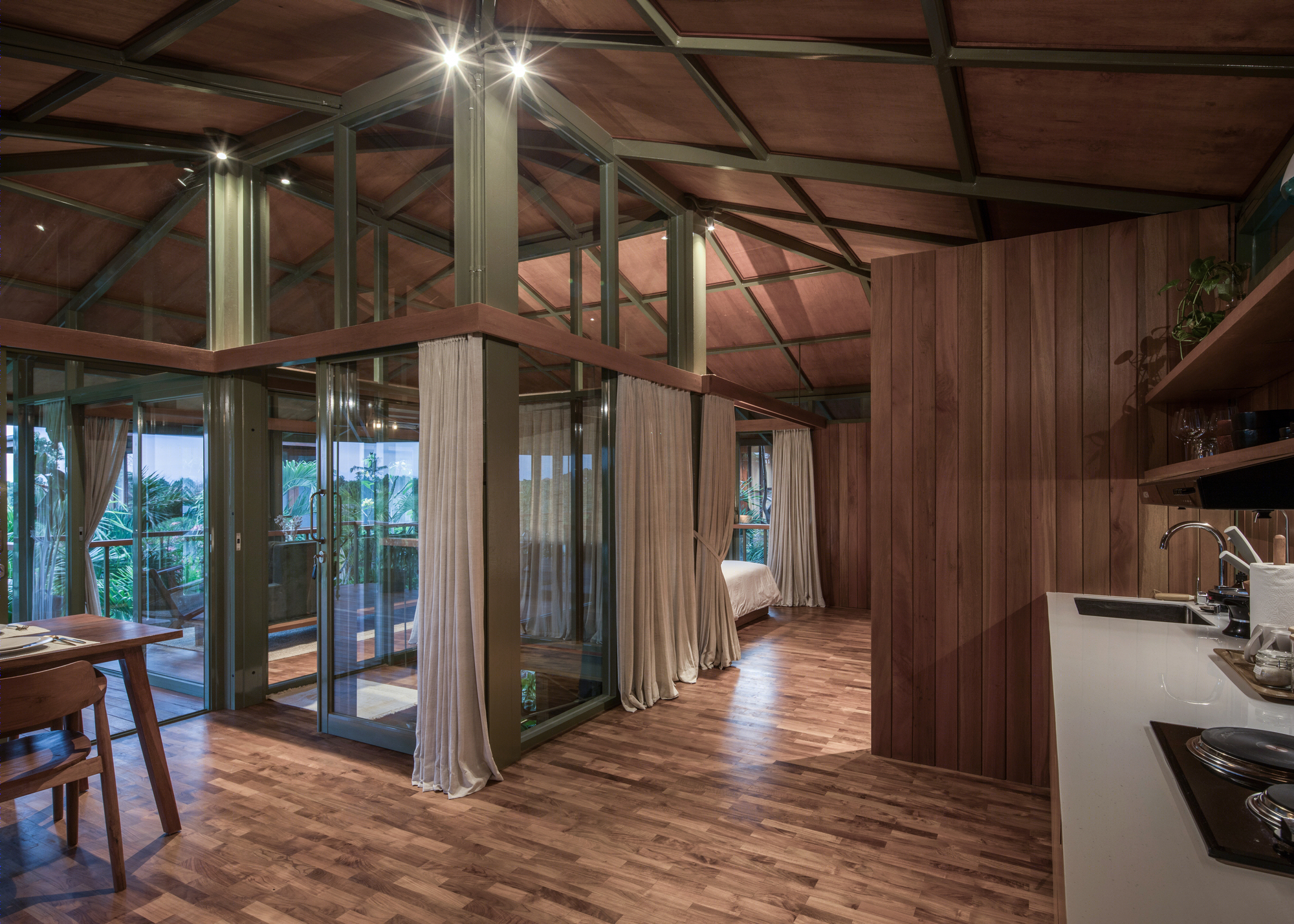 创新空中树屋——Stilt Studios 的 Treehouse C-22
