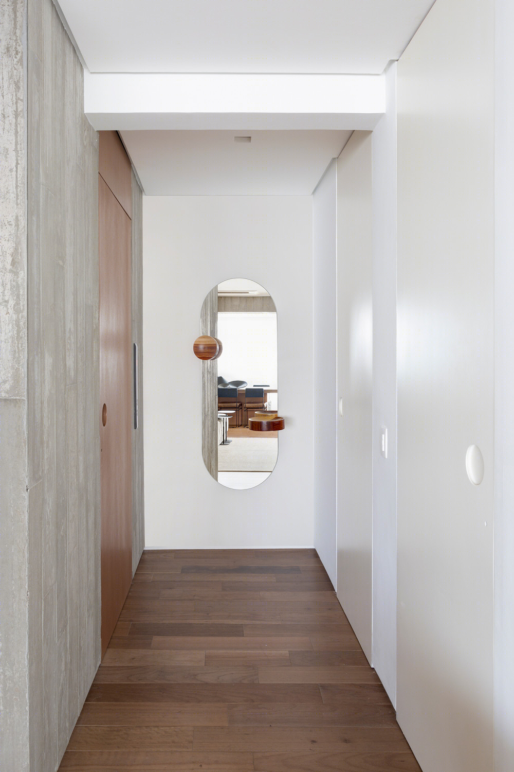 巴西现代简约公寓 | 社交大厅与私密空间的完美整合-24