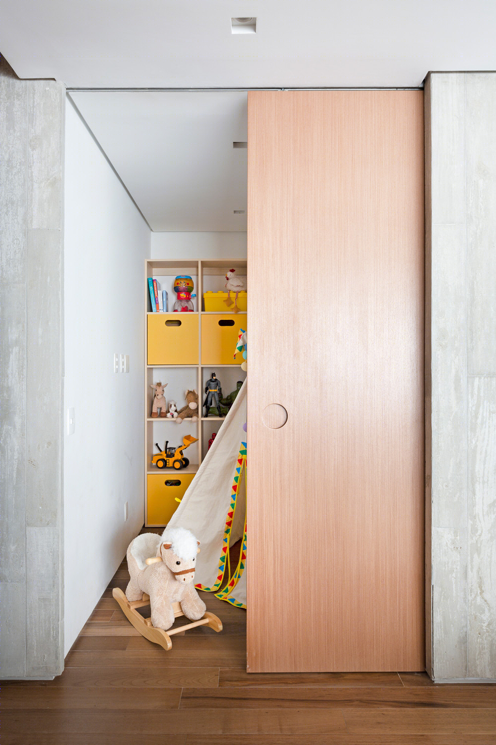 巴西现代简约公寓 | 社交大厅与私密空间的完美整合-26