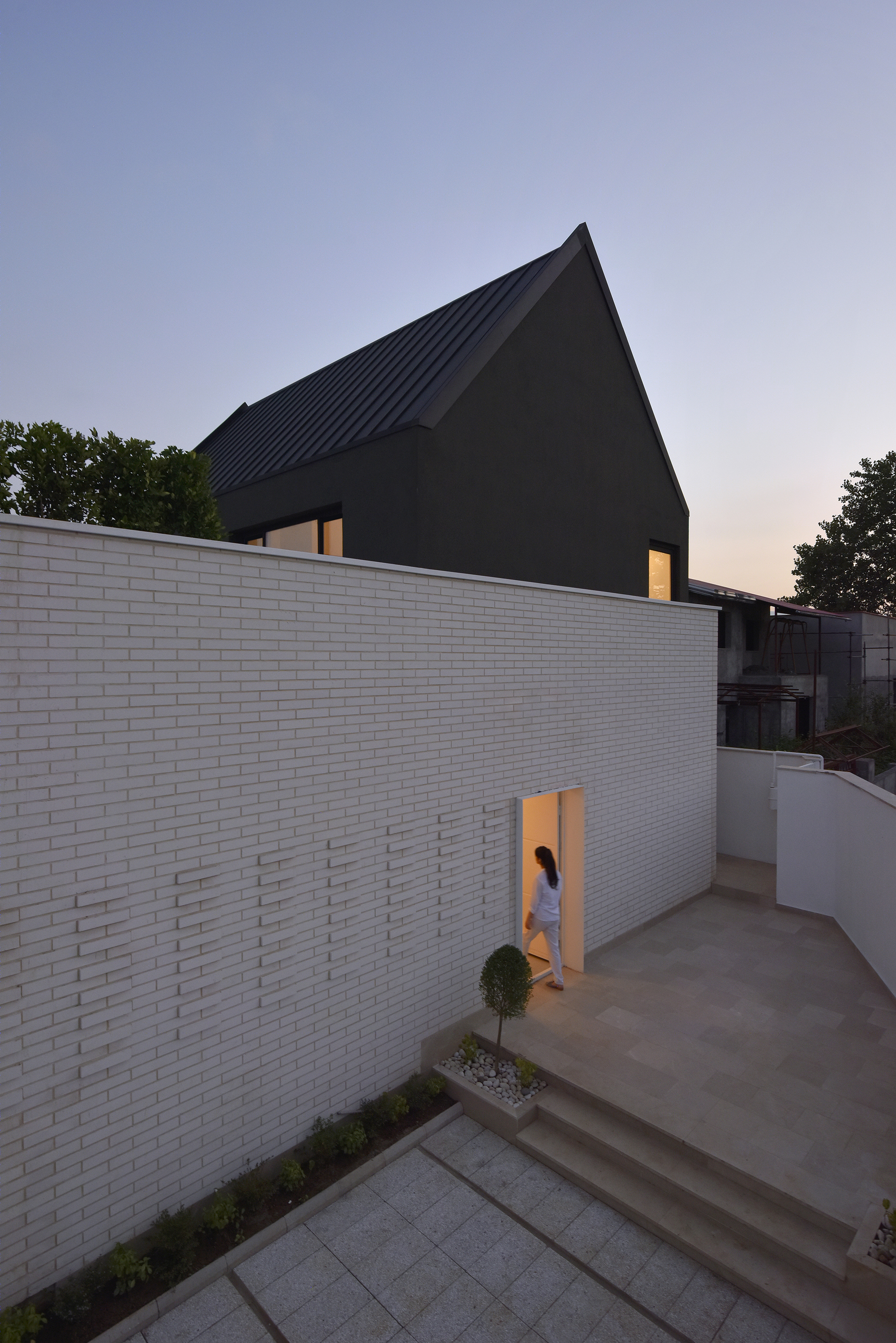 伊朗 Afra House | 自然光与绿意融入简约空间的宗教隐私设计-22
