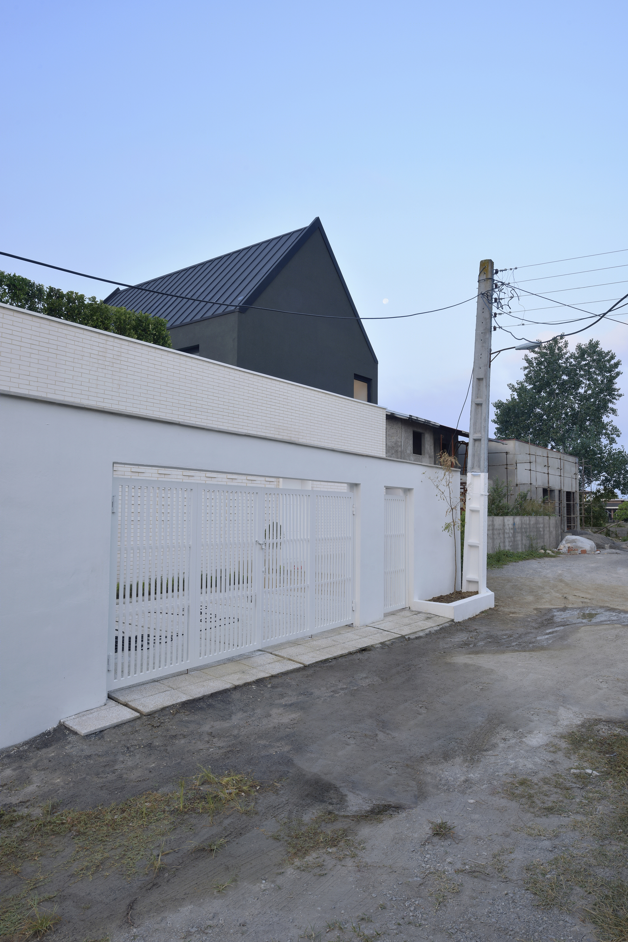 伊朗 Afra House | 自然光与绿意融入简约空间的宗教隐私设计-24