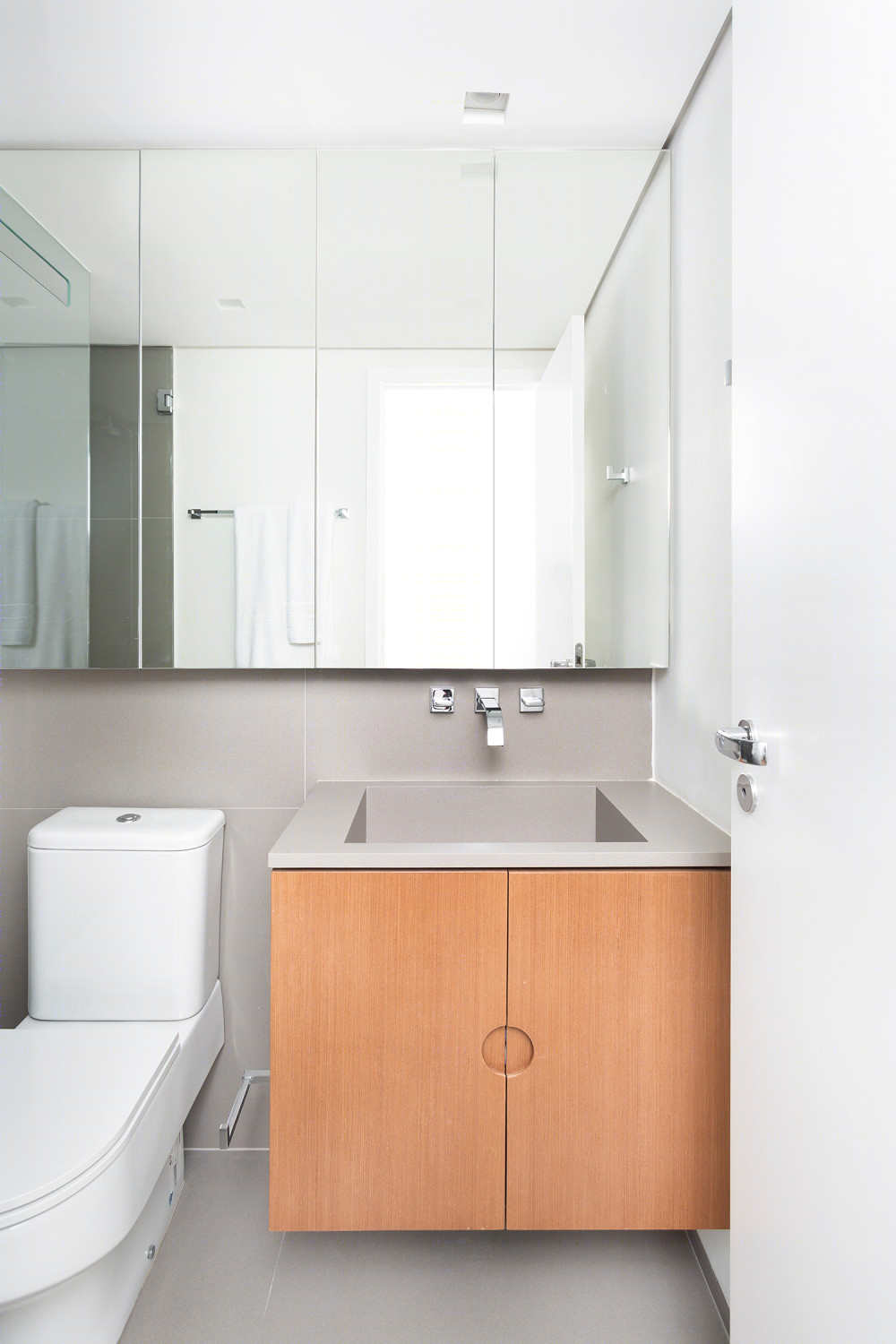 巴西现代简约公寓 | 社交大厅与私密空间的完美整合-41