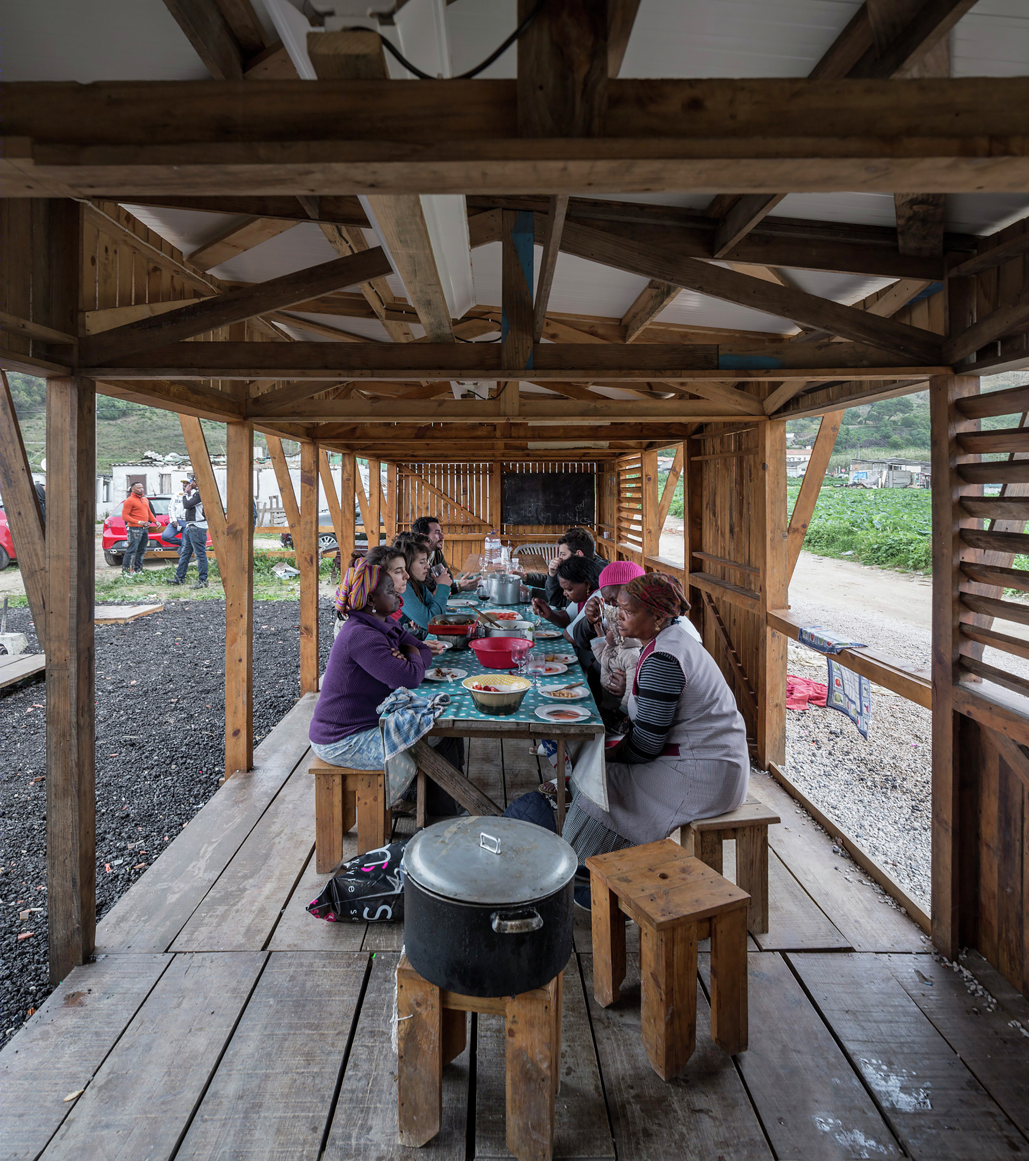 悬崖之上的共享厨房——葡萄牙 Terras da Costa 社区改善计划-31