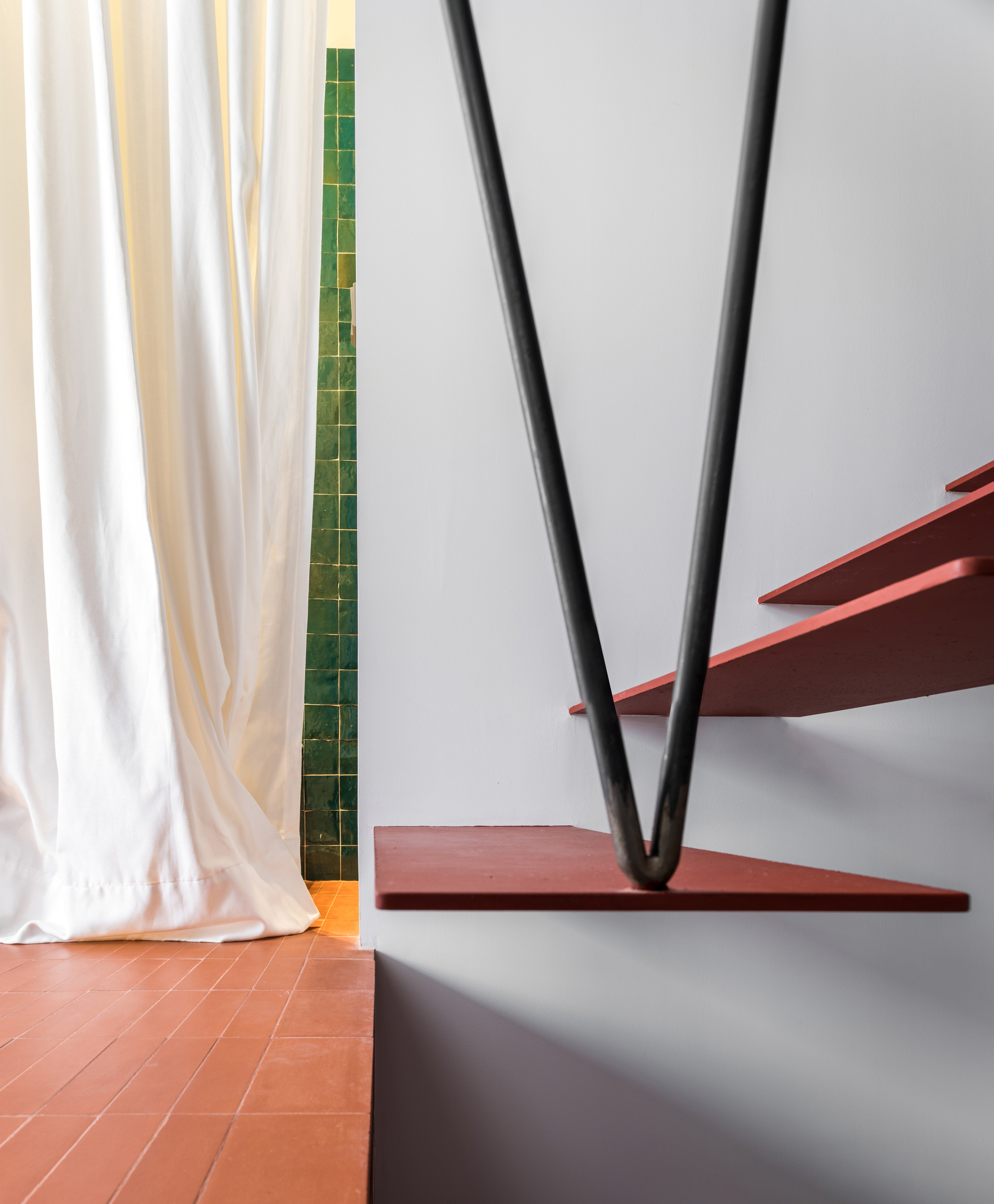 Madrid 公寓创意改造 | 垂直空间与砖艺的完美融合-10