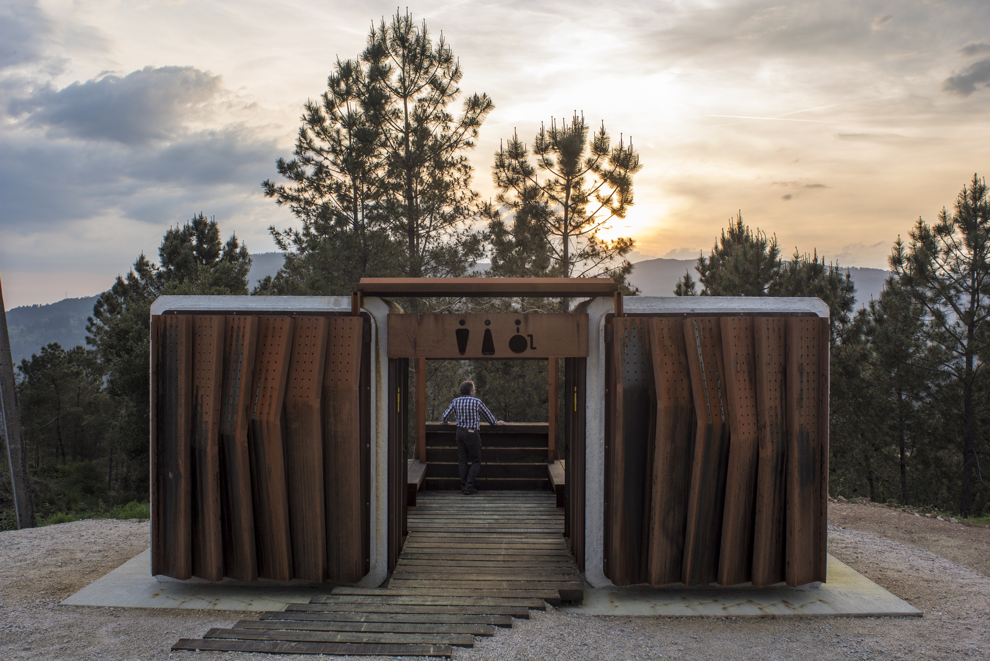 特拉多的生态公共厕所-3