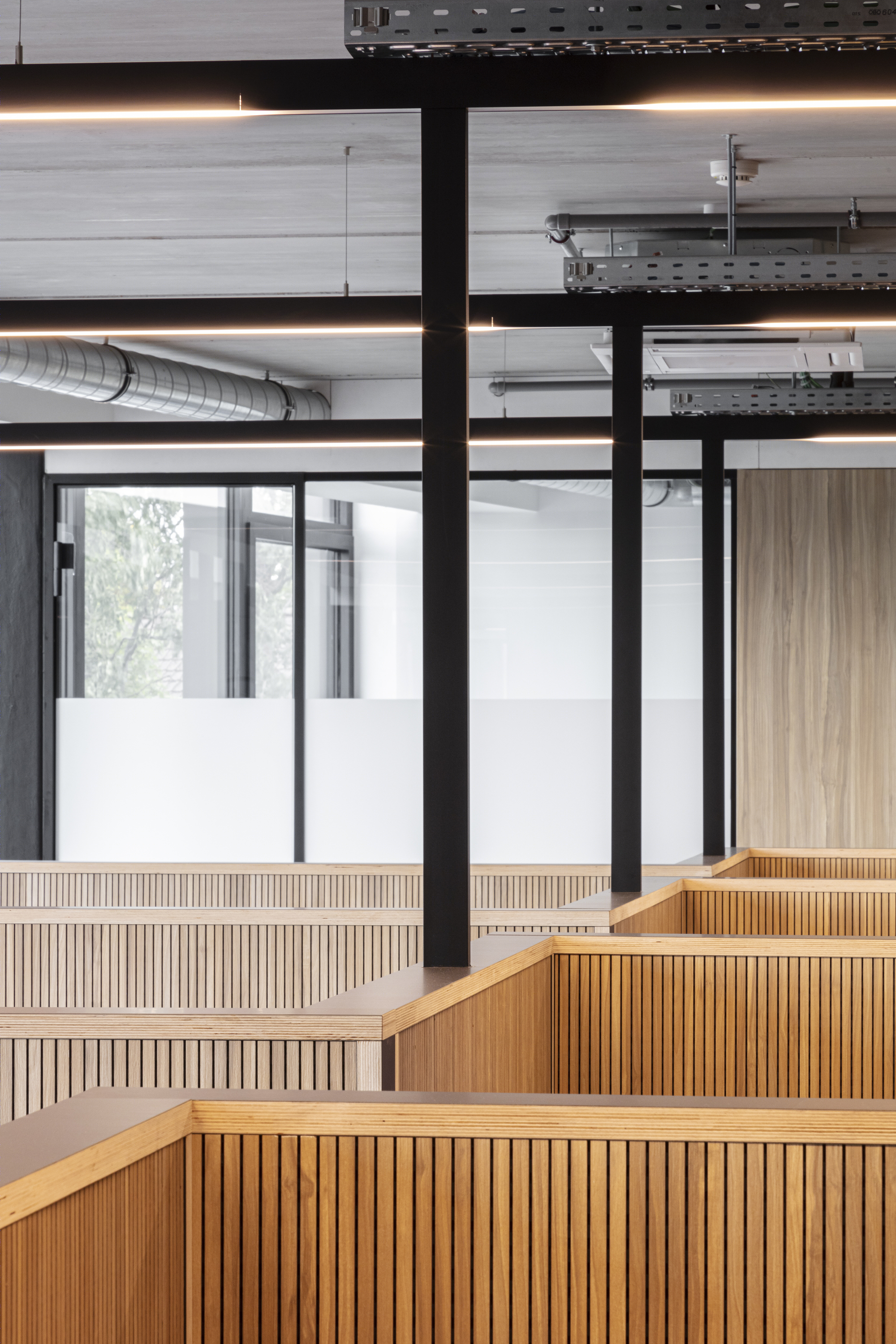堆叠的工业风 | Akurad Law Office 办公建筑-18