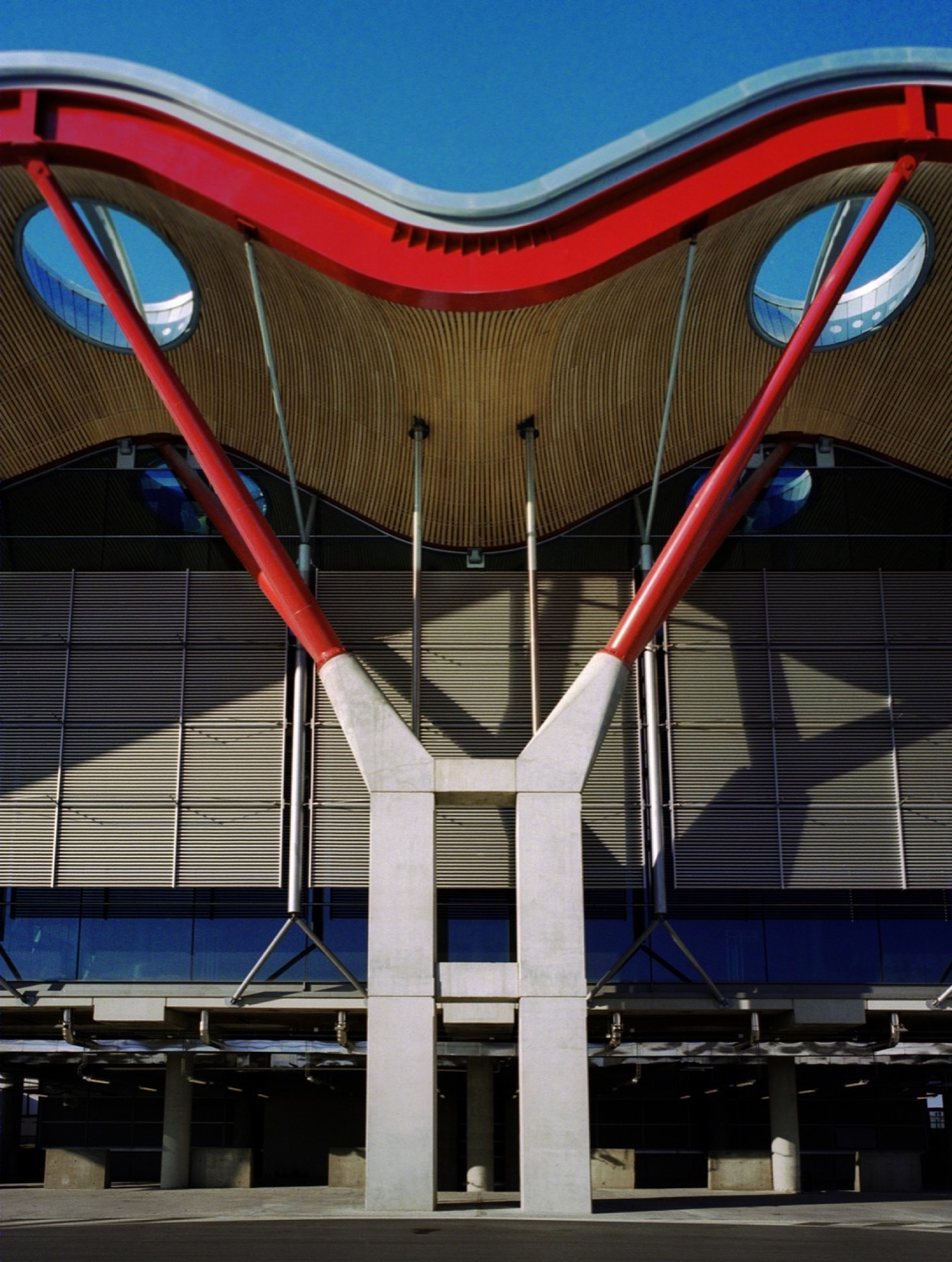 Madrid-Barajas 机场 T4 航站楼——功能与环保的完美结合-12