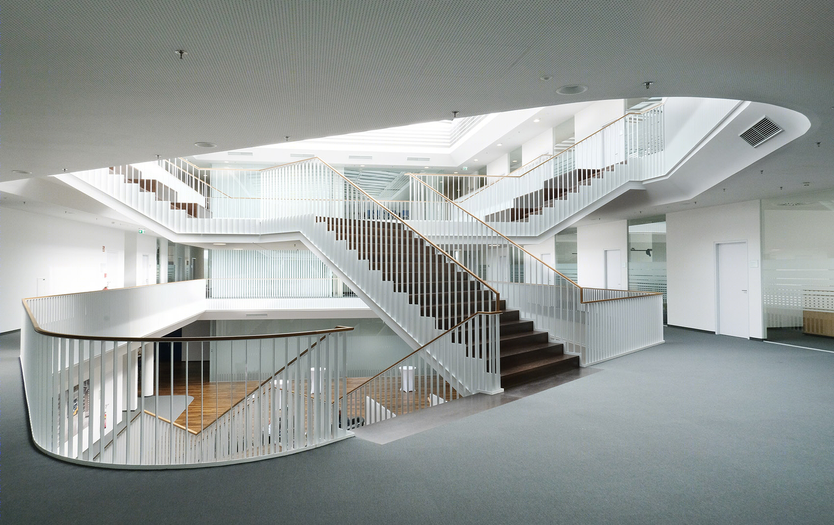 奥地利 SML 总部大楼 | 极简金属风的中庭设计-31