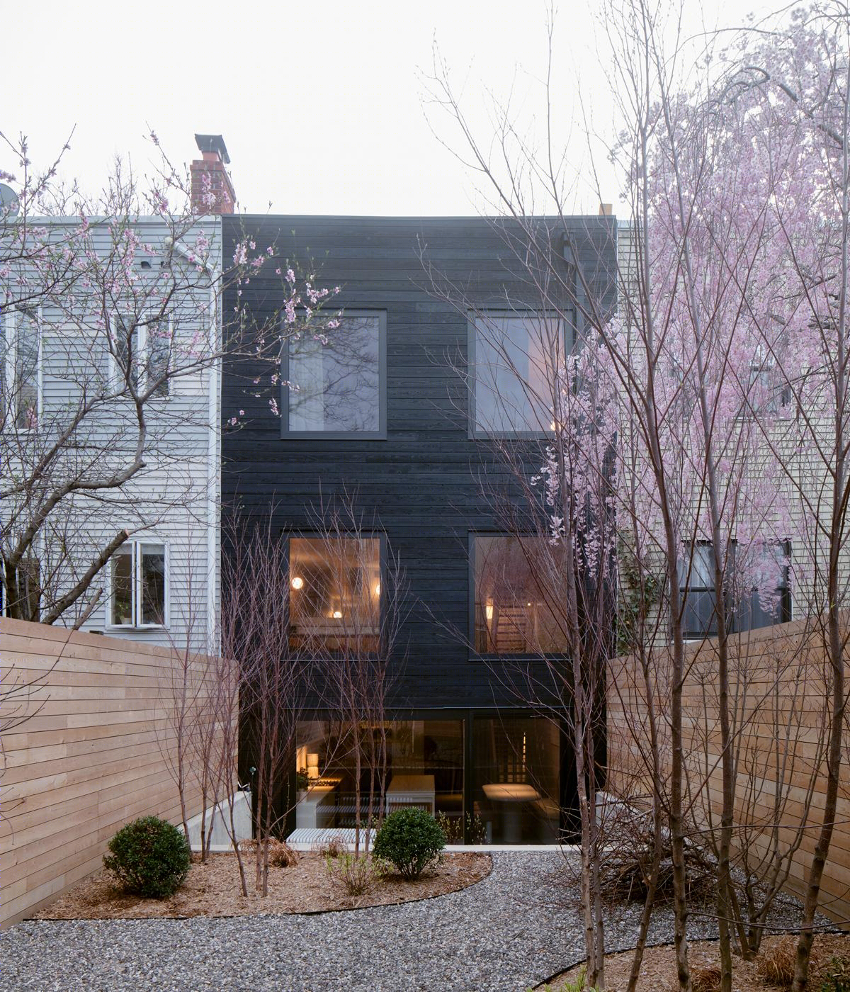 布鲁克林绿点镇屋 | 宁静城市中的温馨家庭港湾-11