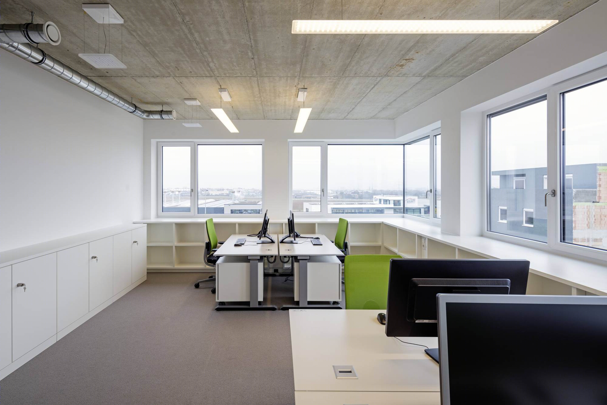 麦田中的绿色屋顶办公楼-31