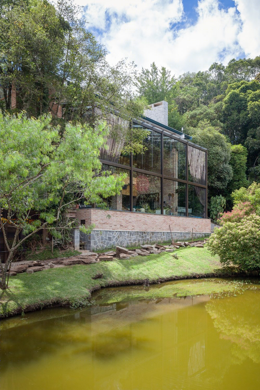 巴西山林间湖景与现代建筑的完美融合-34