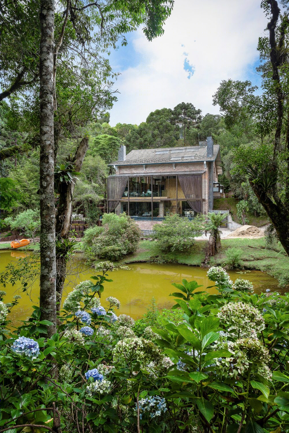 巴西山林间湖景与现代建筑的完美融合-36