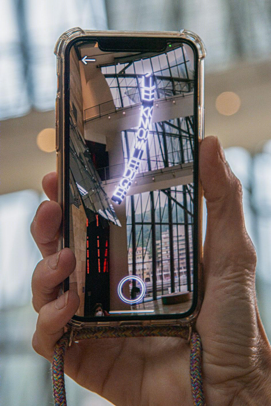珍妮·霍尔泽的 Guggenheim Bilbao 惊艳 AR 艺术展-9