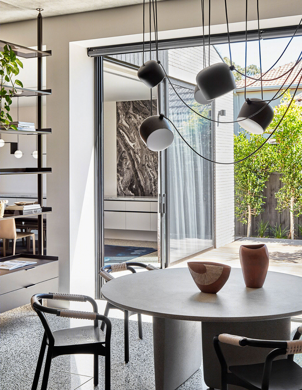 翠绿石材与温暖木质共奏的现代住宅-3