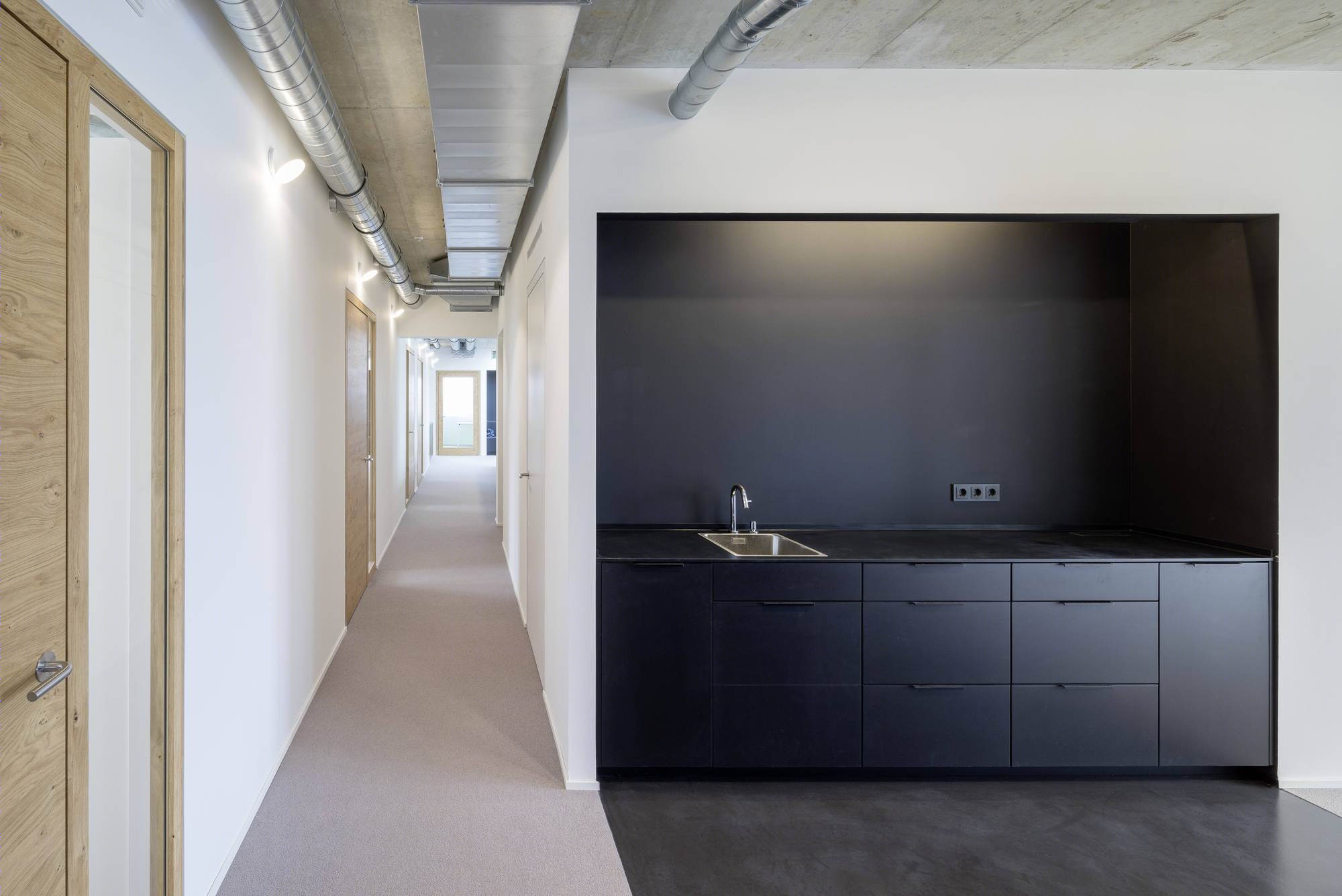 麦田中的绿色屋顶办公楼-43