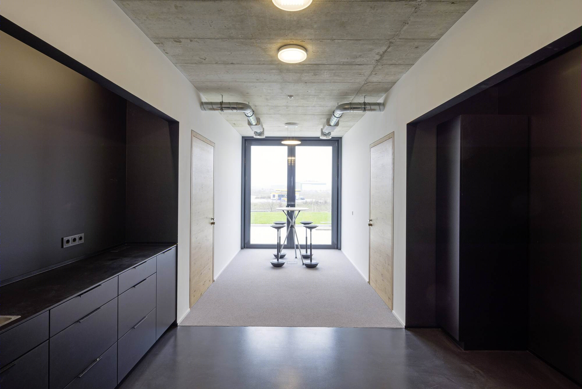 麦田中的绿色屋顶办公楼-45