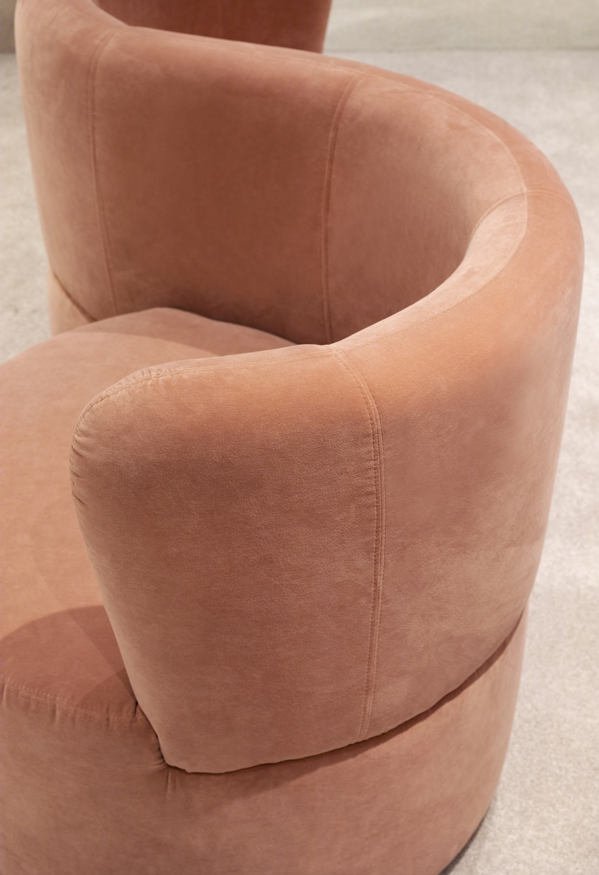 巴西品牌 Scarf Me 巴塞罗那展厅——清新石材中的多彩展示-4