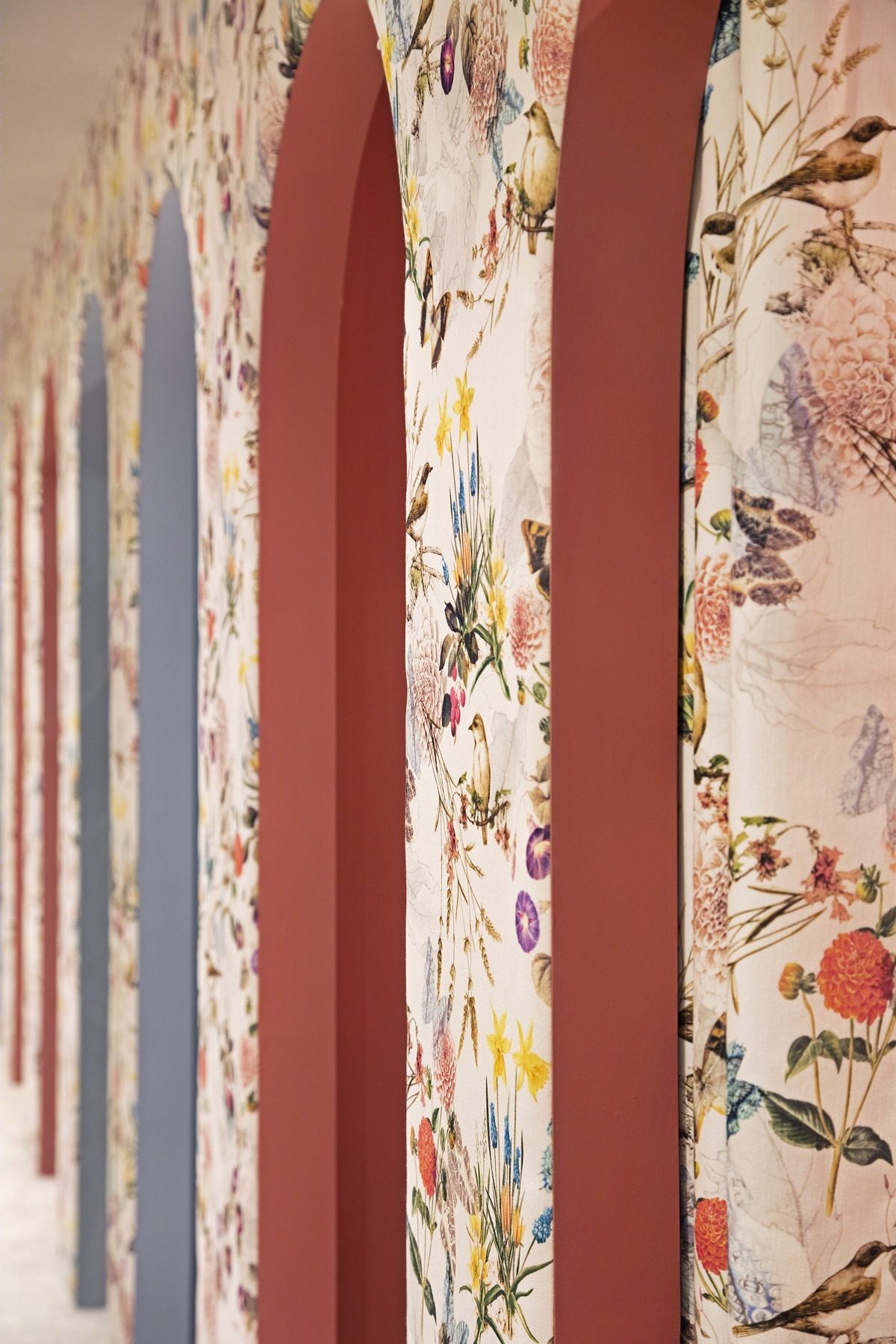 巴西品牌 Scarf Me 巴塞罗那展厅——清新石材中的多彩展示-5