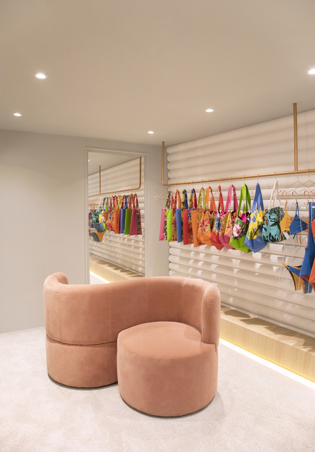 巴西品牌 Scarf Me 巴塞罗那展厅——清新石材中的多彩展示-6