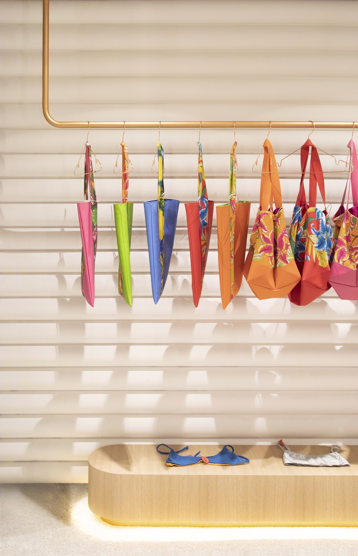 巴西品牌 Scarf Me 巴塞罗那展厅——清新石材中的多彩展示-7