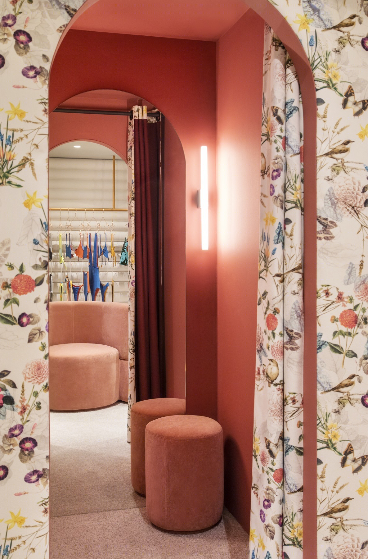 巴西品牌 Scarf Me 巴塞罗那展厅——清新石材中的多彩展示-8