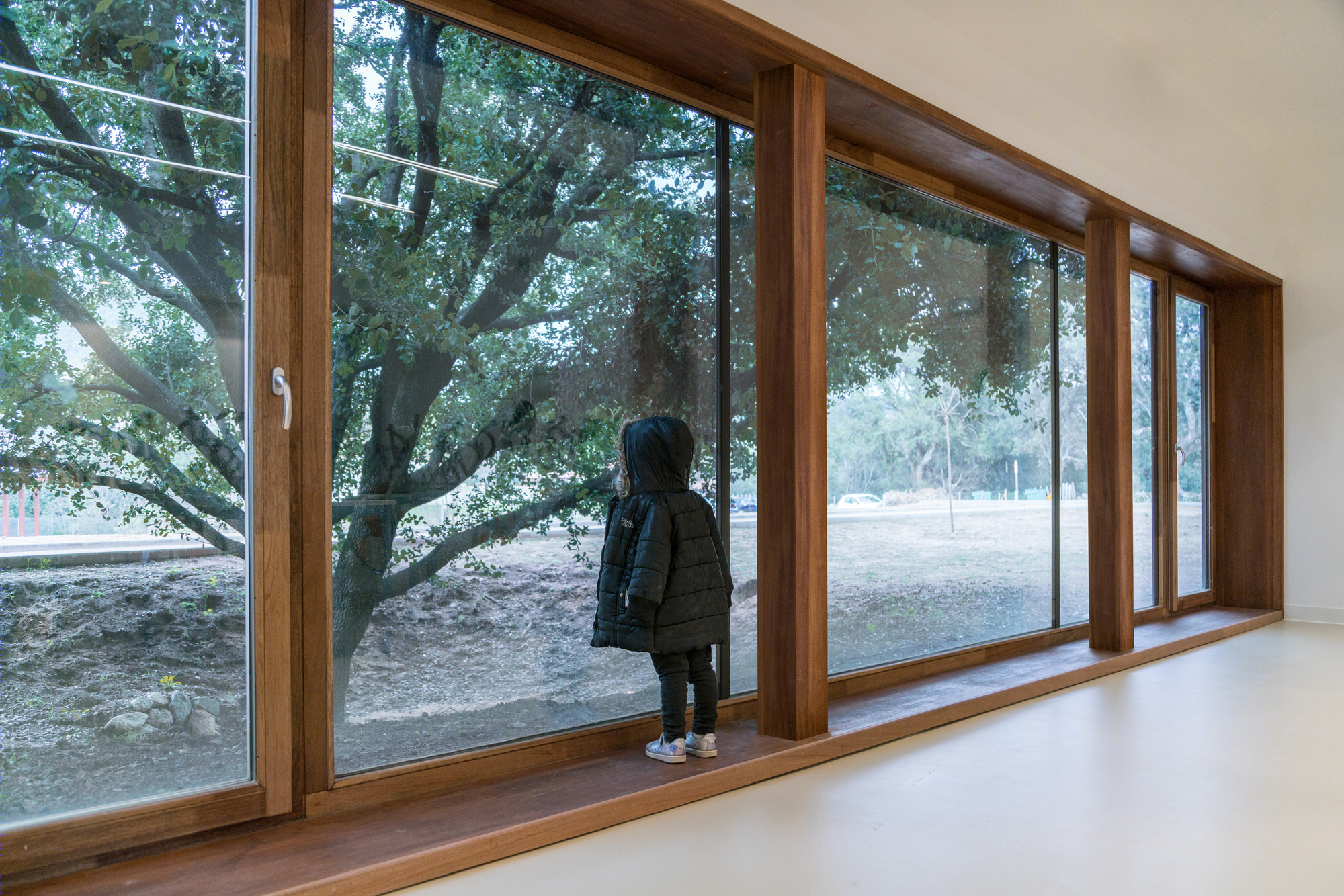 Strega 学校 | 绿意盎然的自然共生建筑-14