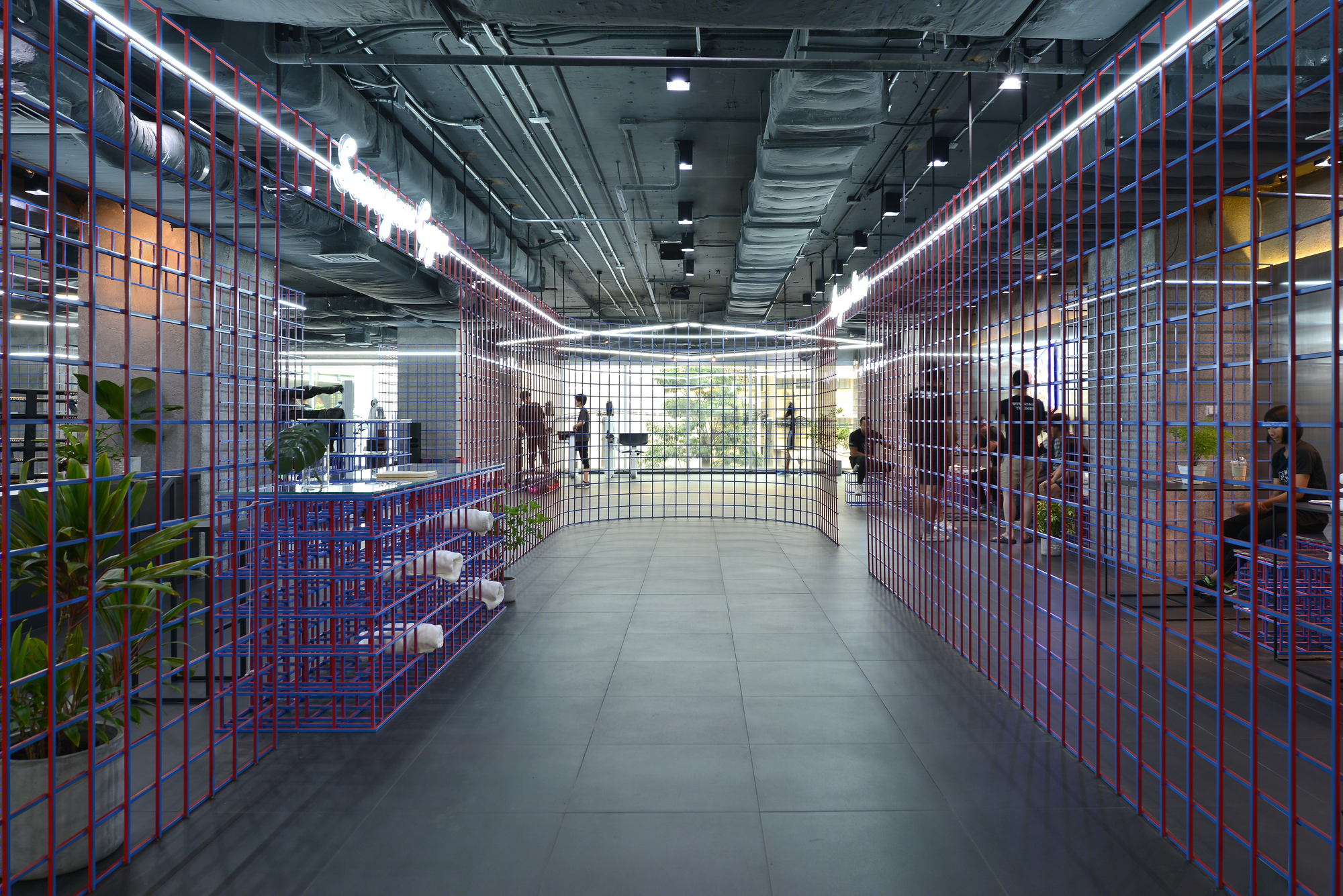 Looklen Architects 打造独特红色蓝色网格分隔的 Sam Yan Gym-1