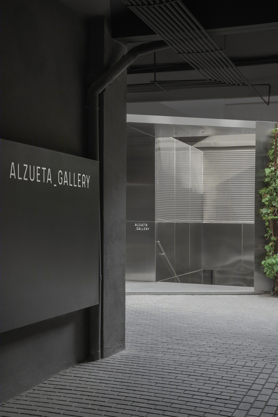 巴塞罗那 Alzueta 画廊不锈钢入口设计丨西班牙巴塞罗那丨Francesc Rifé Studio-3