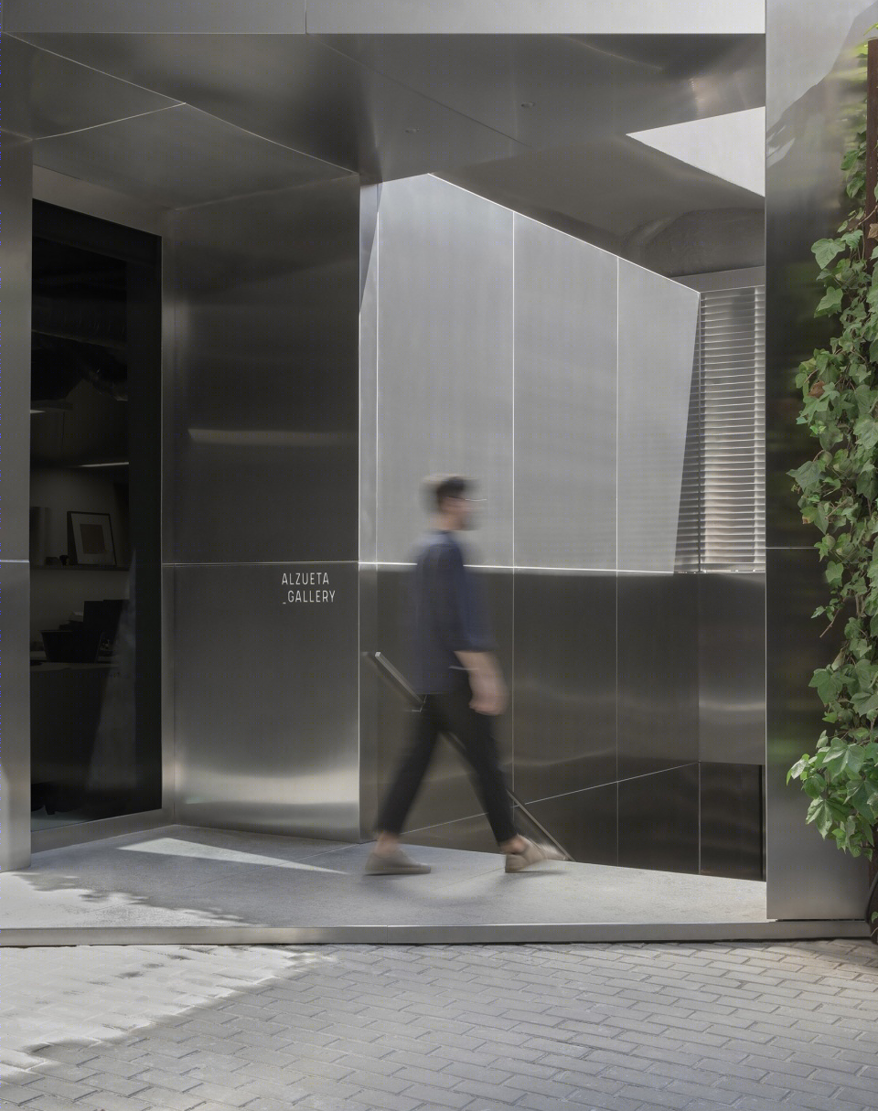 巴塞罗那 Alzueta 画廊不锈钢入口设计丨西班牙巴塞罗那丨Francesc Rifé Studio-4