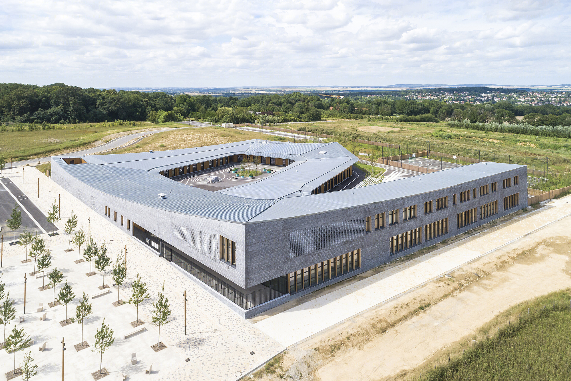 Jean Louis Étienne School 教育建筑设计-16
