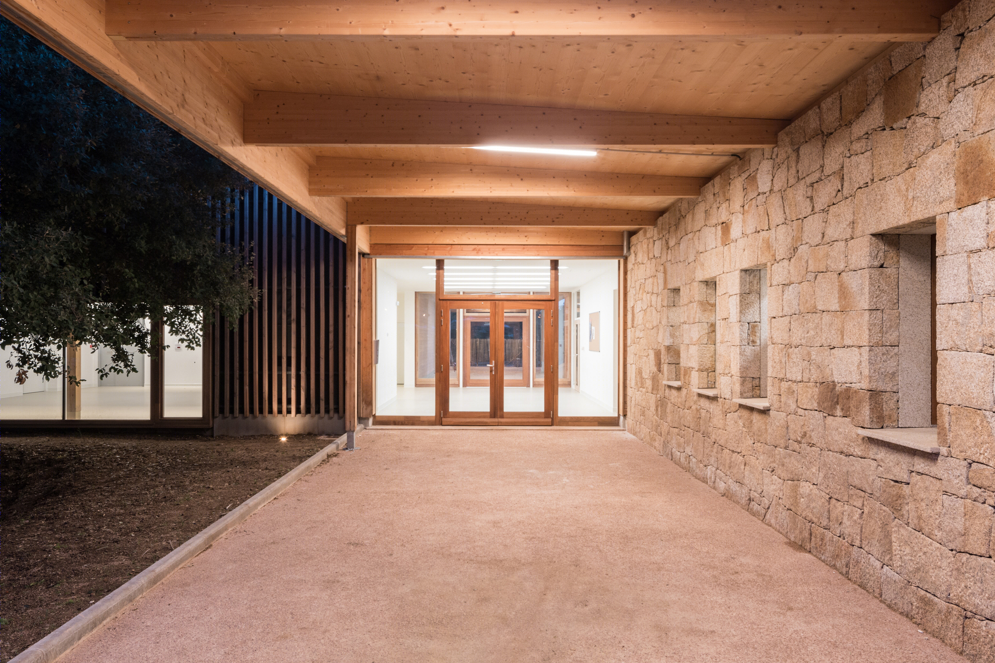 Strega 学校 | 绿意盎然的自然共生建筑-19
