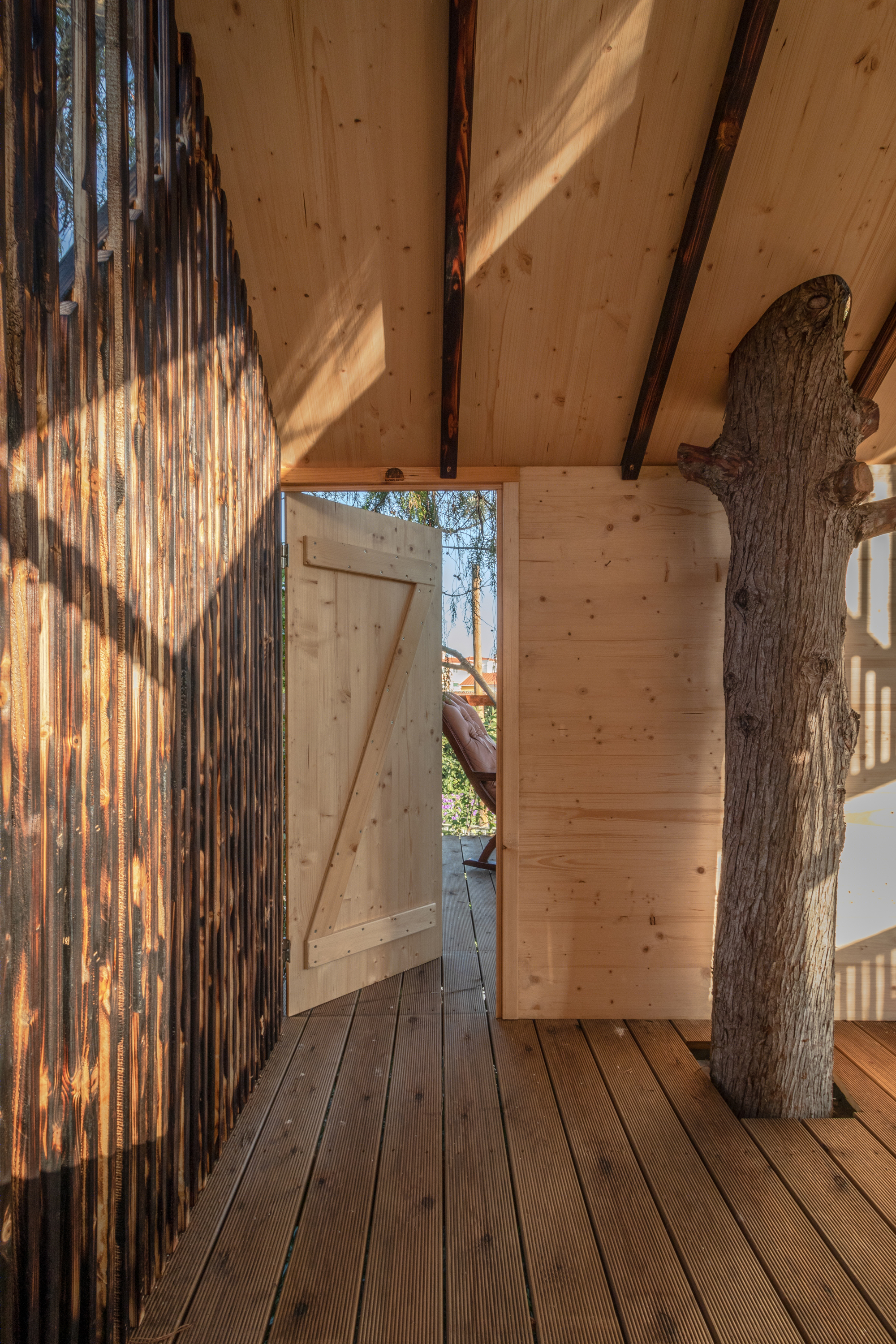 祖父为孙子们设计的自然树屋-9