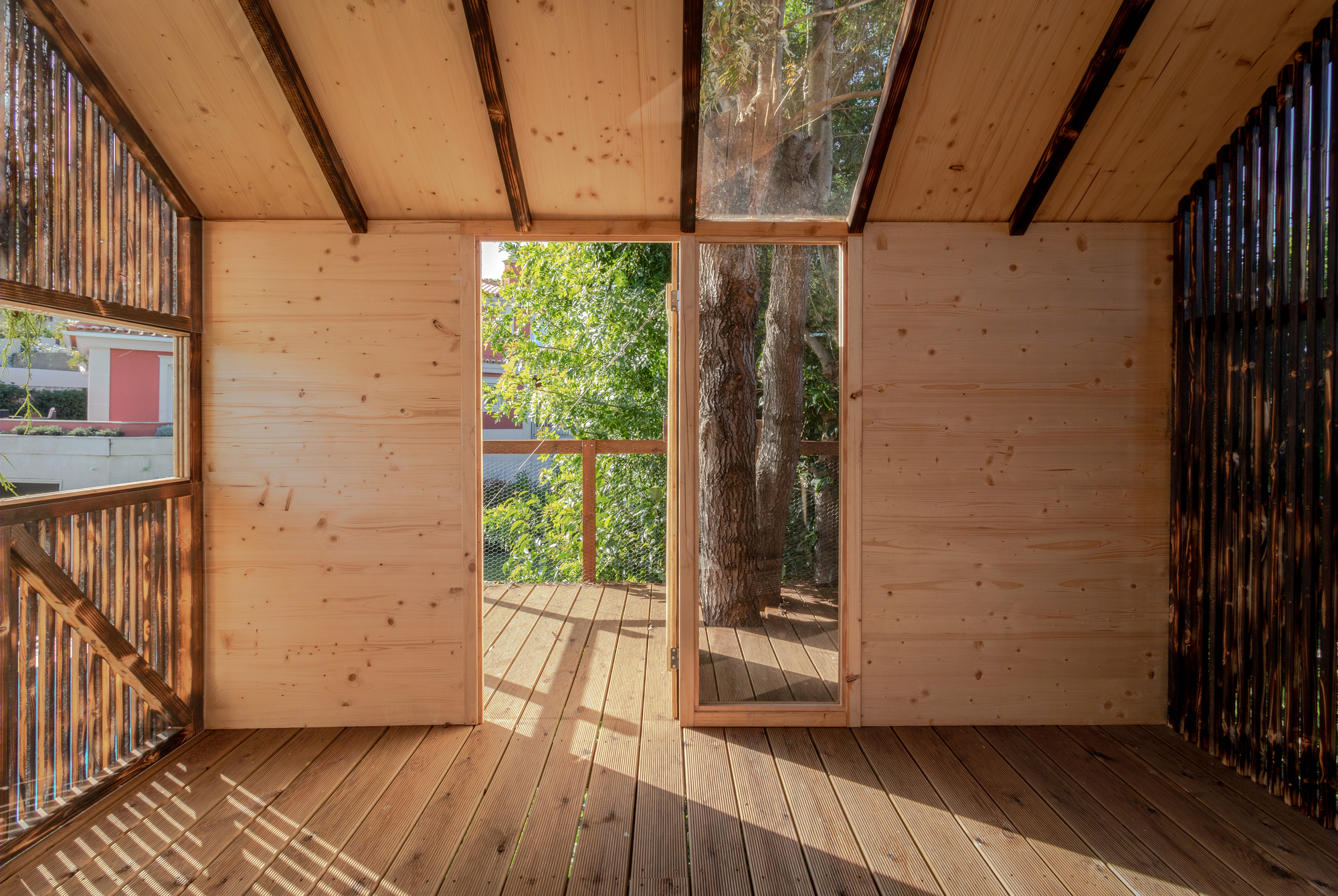 祖父为孙子们设计的自然树屋-10