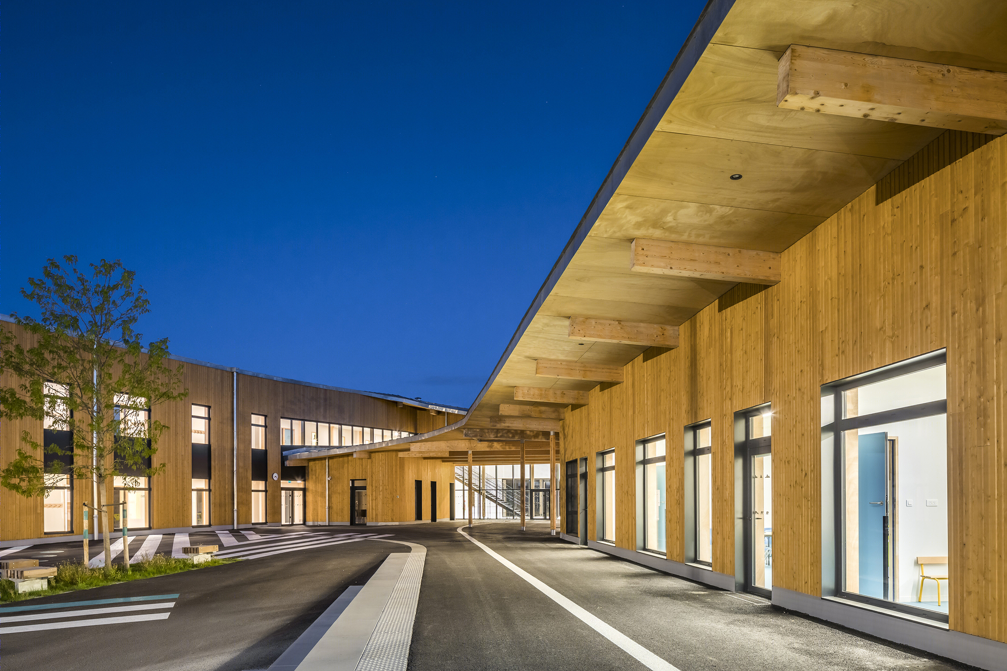 Jean Louis Étienne School 教育建筑设计-23