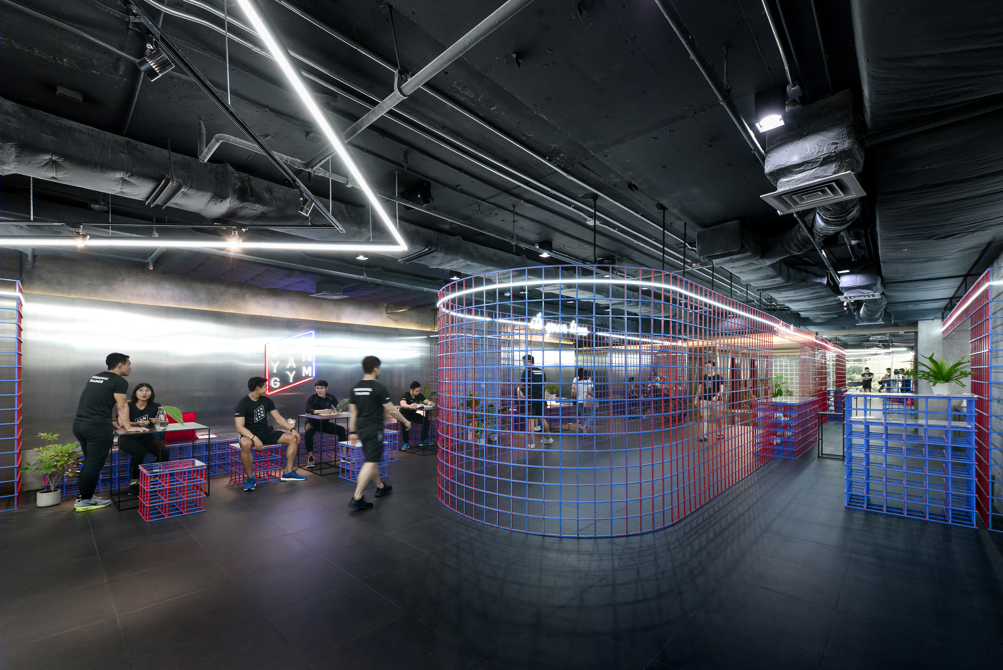 Looklen Architects 打造独特红色蓝色网格分隔的 Sam Yan Gym-17