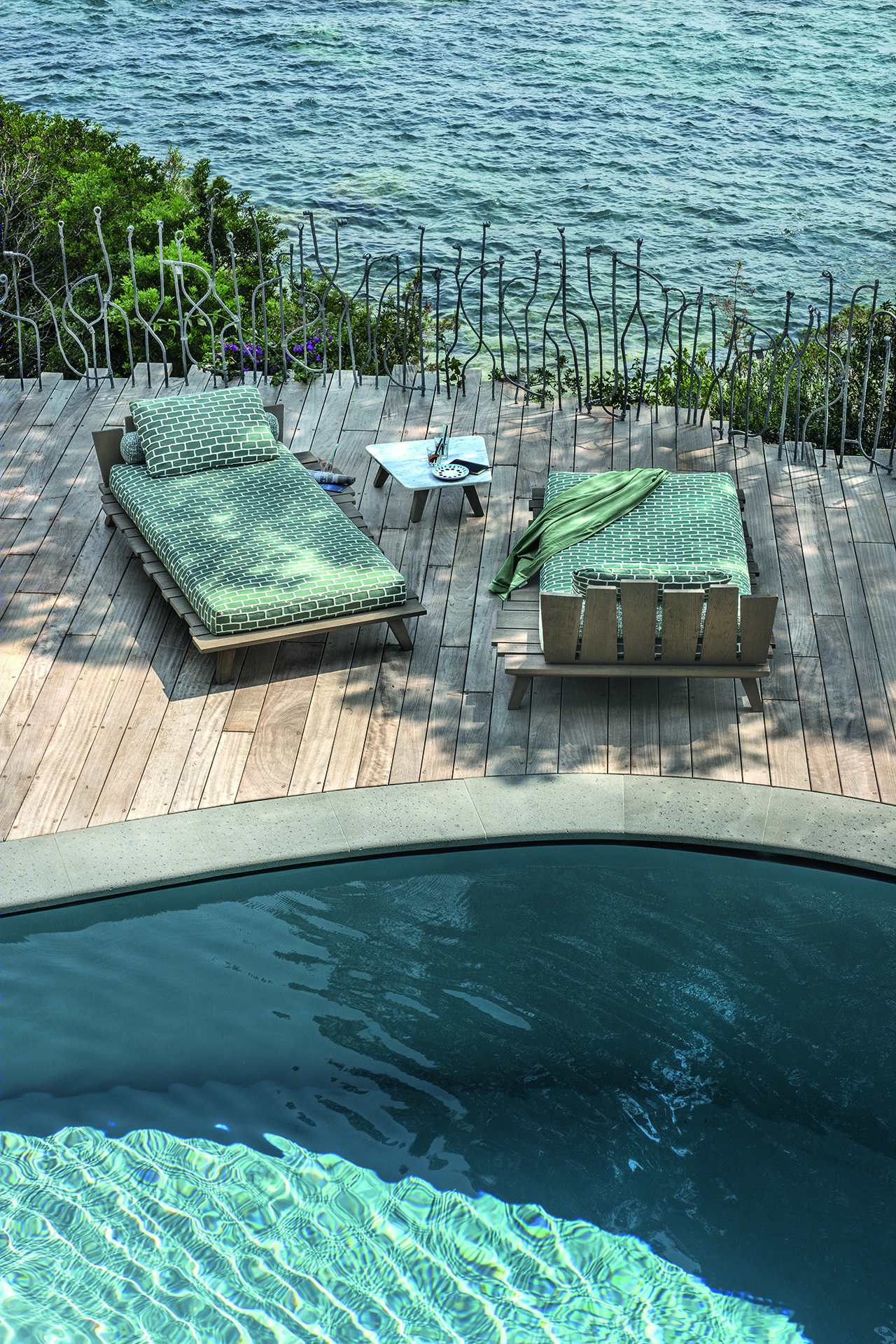 自然灵感 Rafael 户外家具展现坚固与精致-11