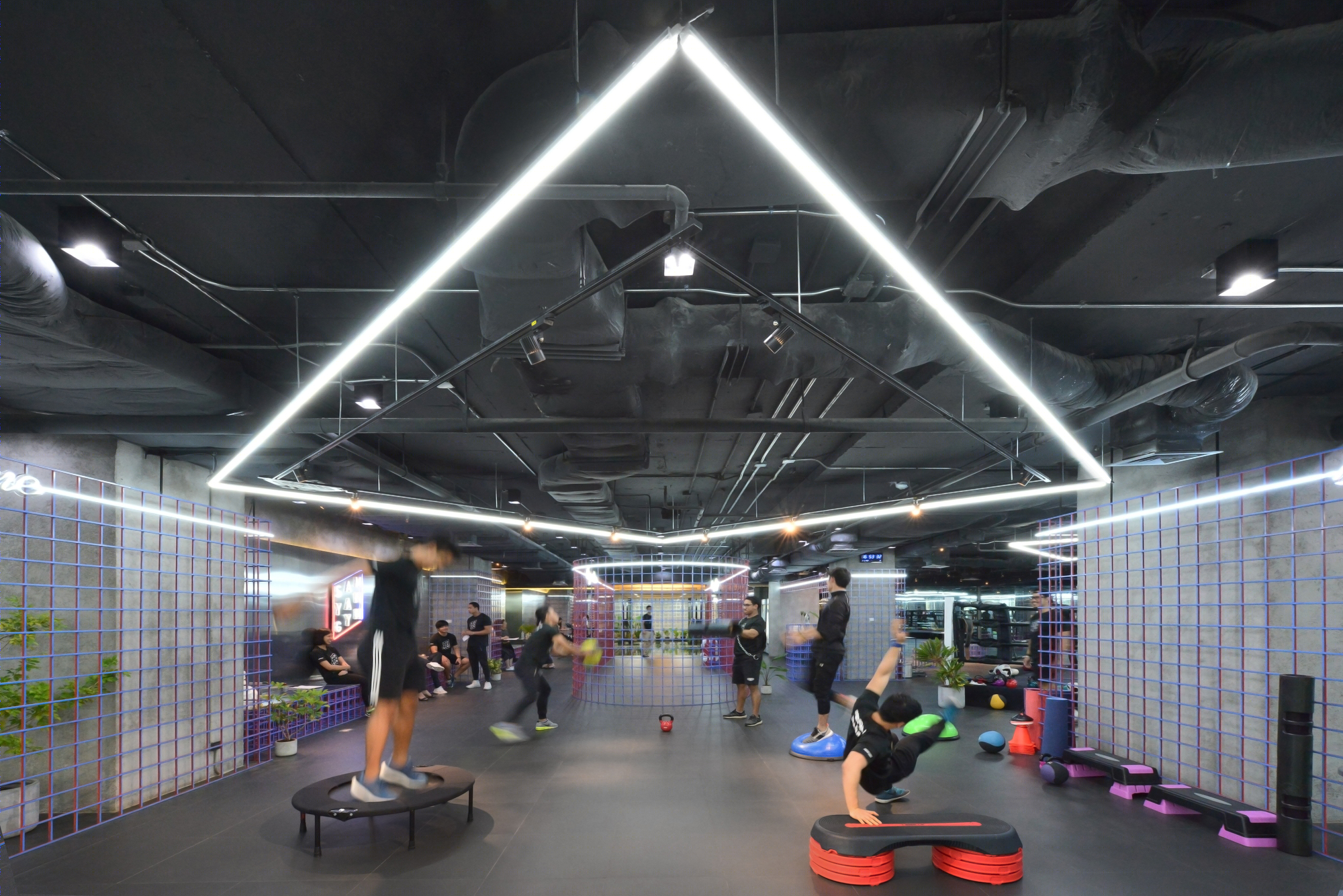 Looklen Architects 打造独特红色蓝色网格分隔的 Sam Yan Gym-20