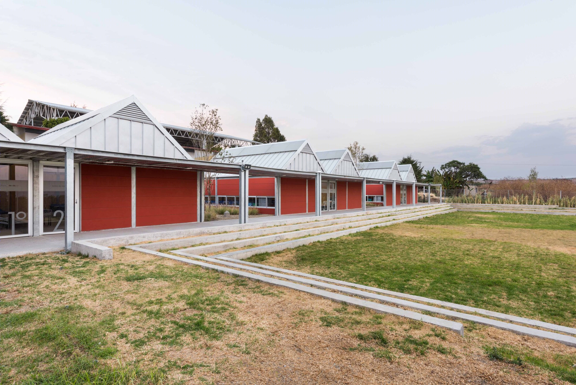 模块化设计助力灾后重建,温暖明亮乡村小学-7