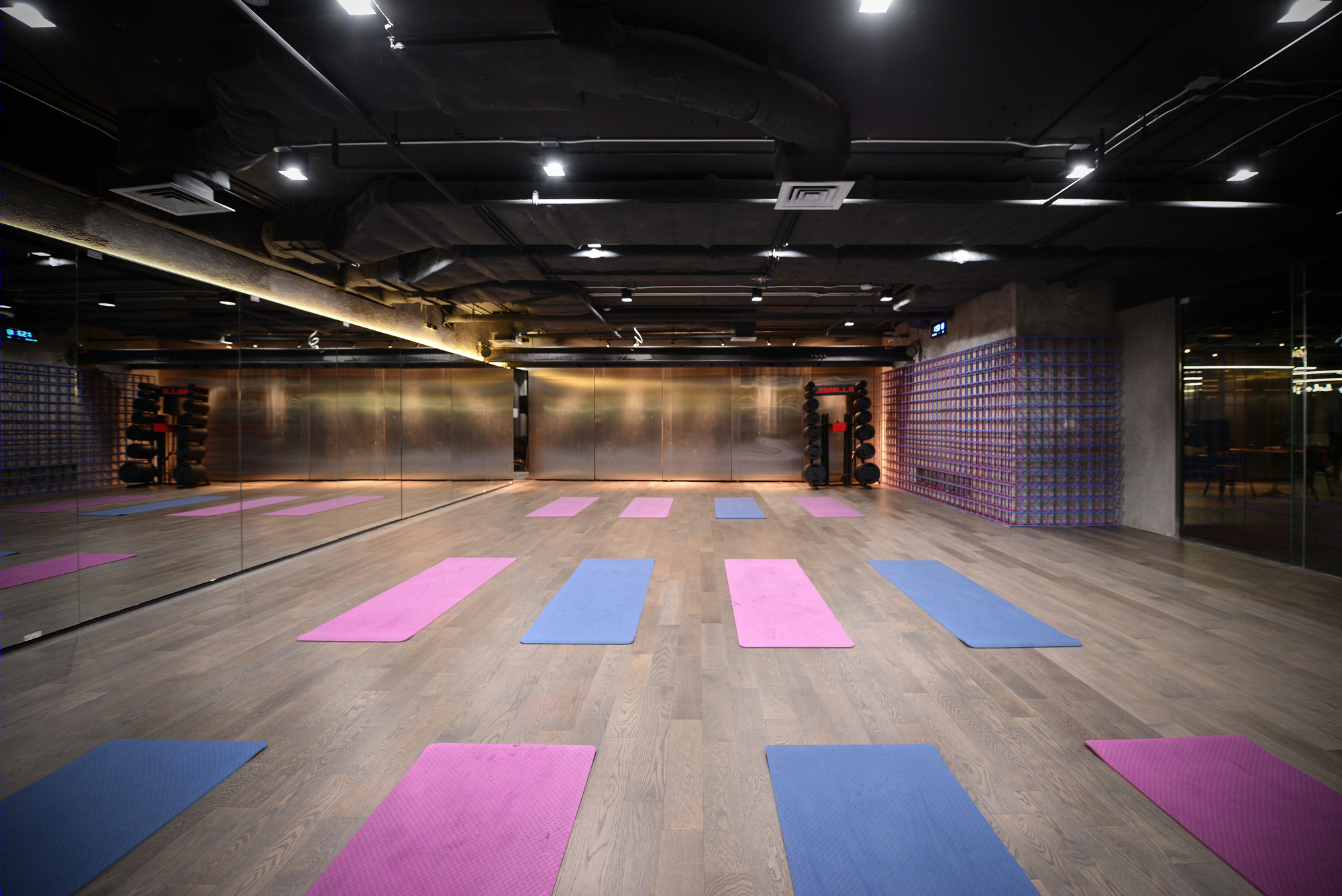 Looklen Architects 打造独特红色蓝色网格分隔的 Sam Yan Gym-21