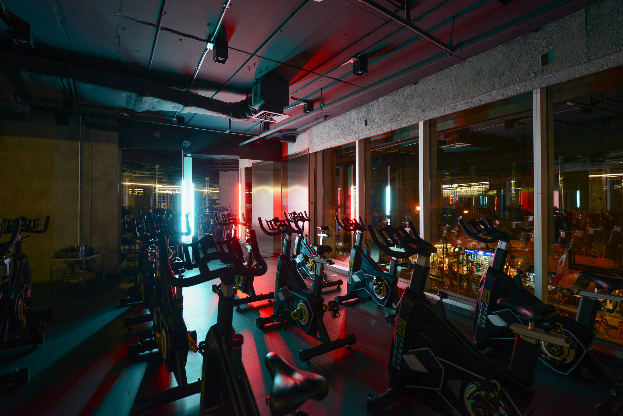 Looklen Architects 打造独特红色蓝色网格分隔的 Sam Yan Gym-22